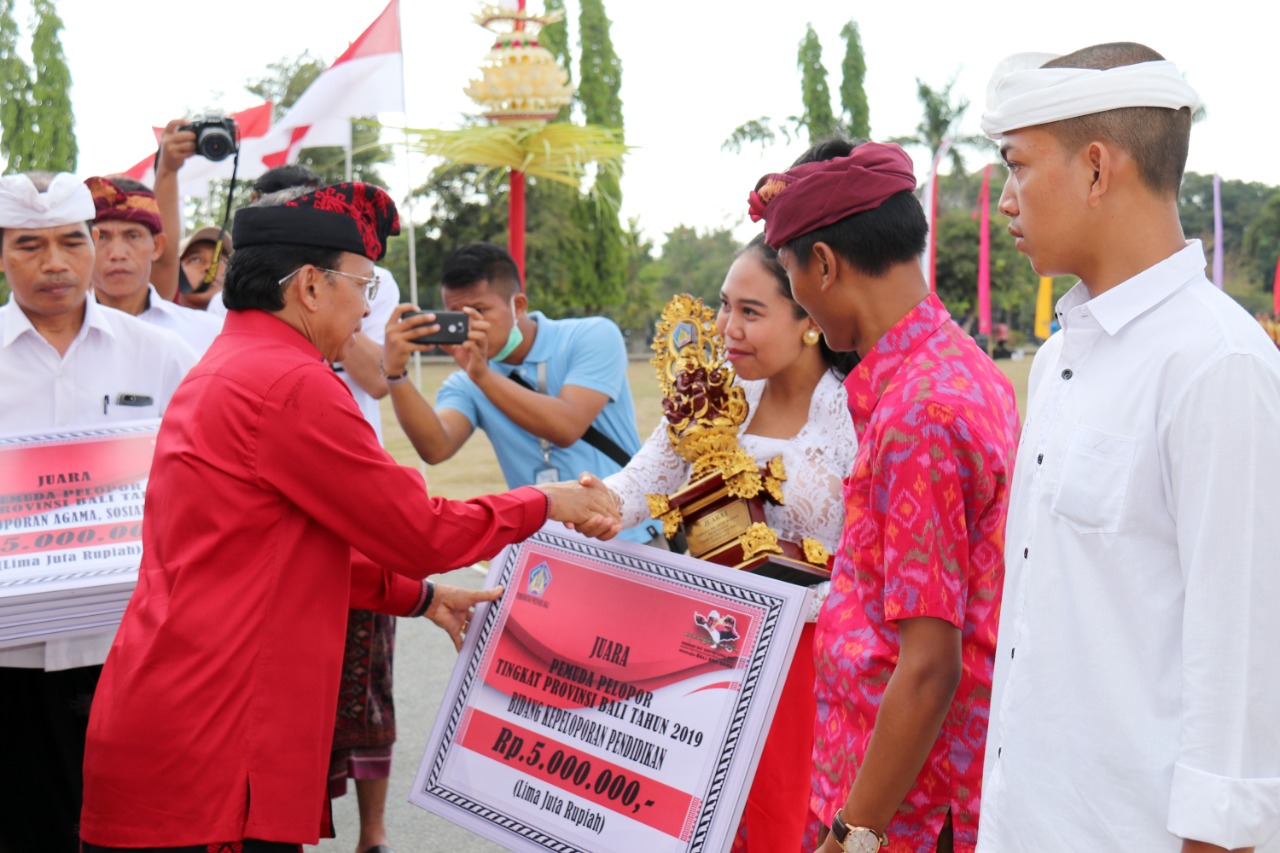 Peringatan Sumpah Pemuda di Denpasar, Bali. Gubernur I Wayan Koster  menyerahkan penghargaan untuk para pemuda berprestasi, Senin (28/10)