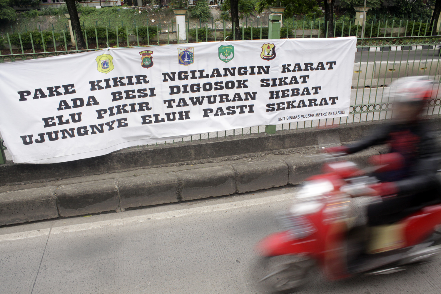 spanduk imbuan yang mengajak masyarakat agar mengantisipasi bahaya tawuran. 