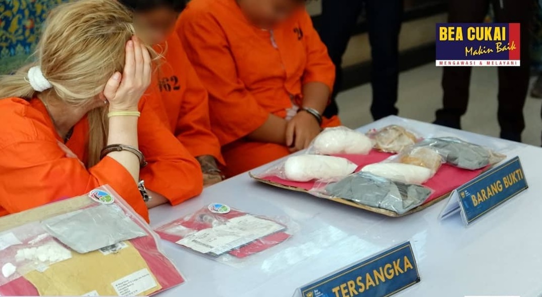 Dua WNA berusaha selundupkan narkoba. 