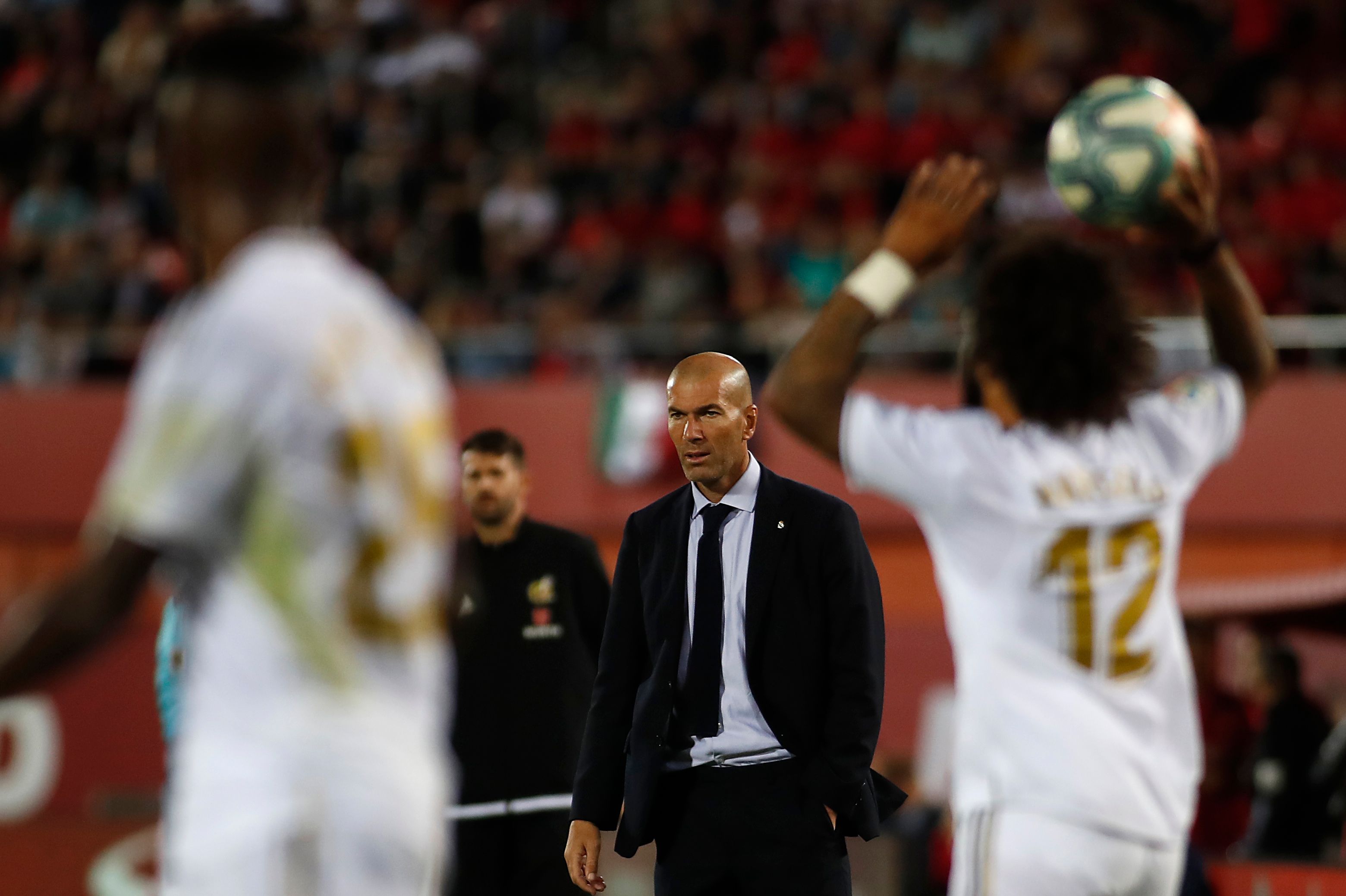 Pelatih Real Madrid, Zinedine Zidane (tengah).