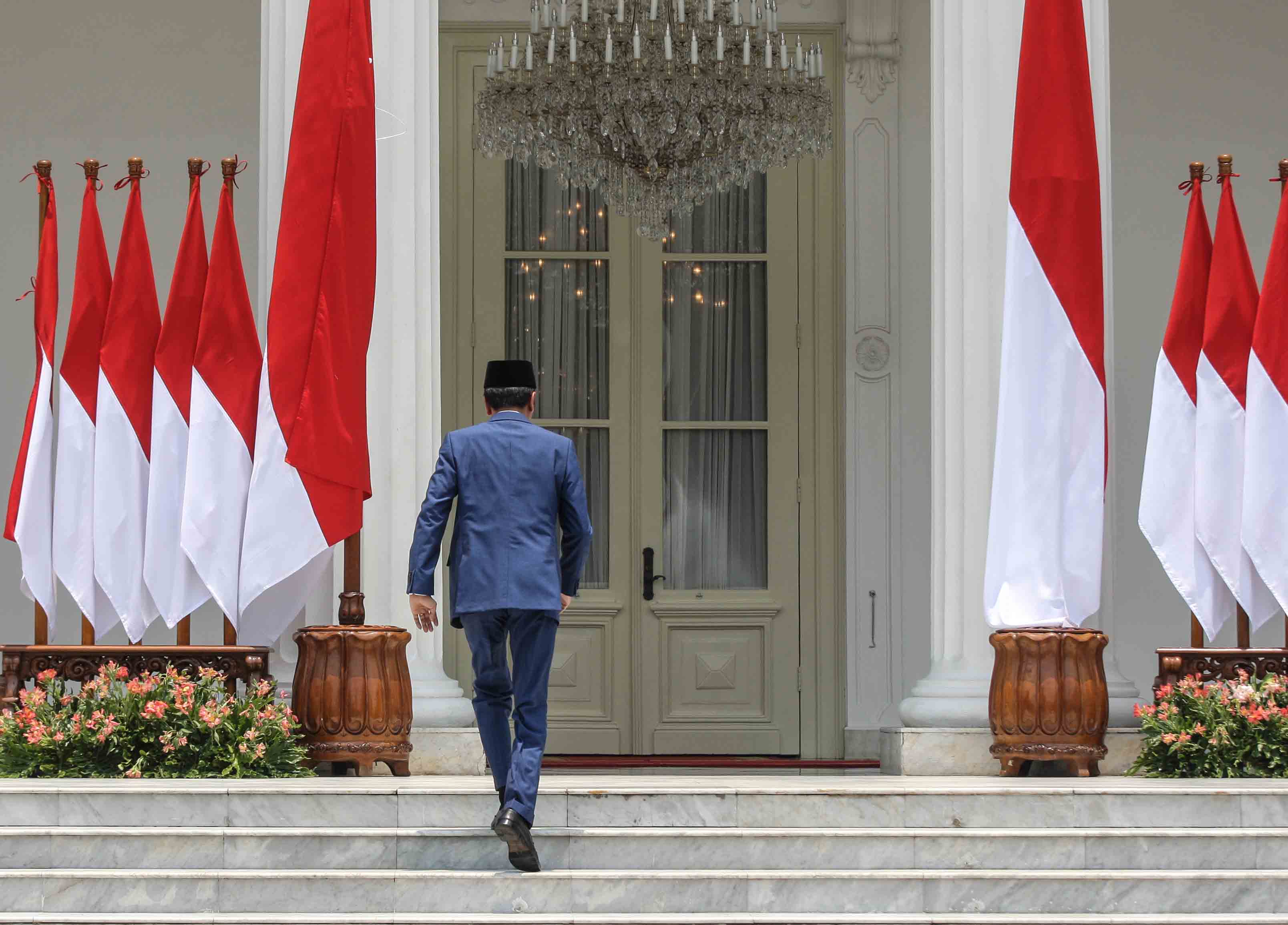 Presiden Joko Widodo seusai foto bersama dengan jajaran menteri Kabinet Indonesia Maju
