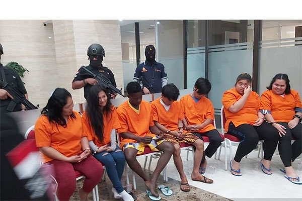 Tujuh tersangka kasus penyelundupan narkoba dihadirkan dalam konferensi pers di Bareskrim Polri, Jakarta, Kamis (17/10/2019).  