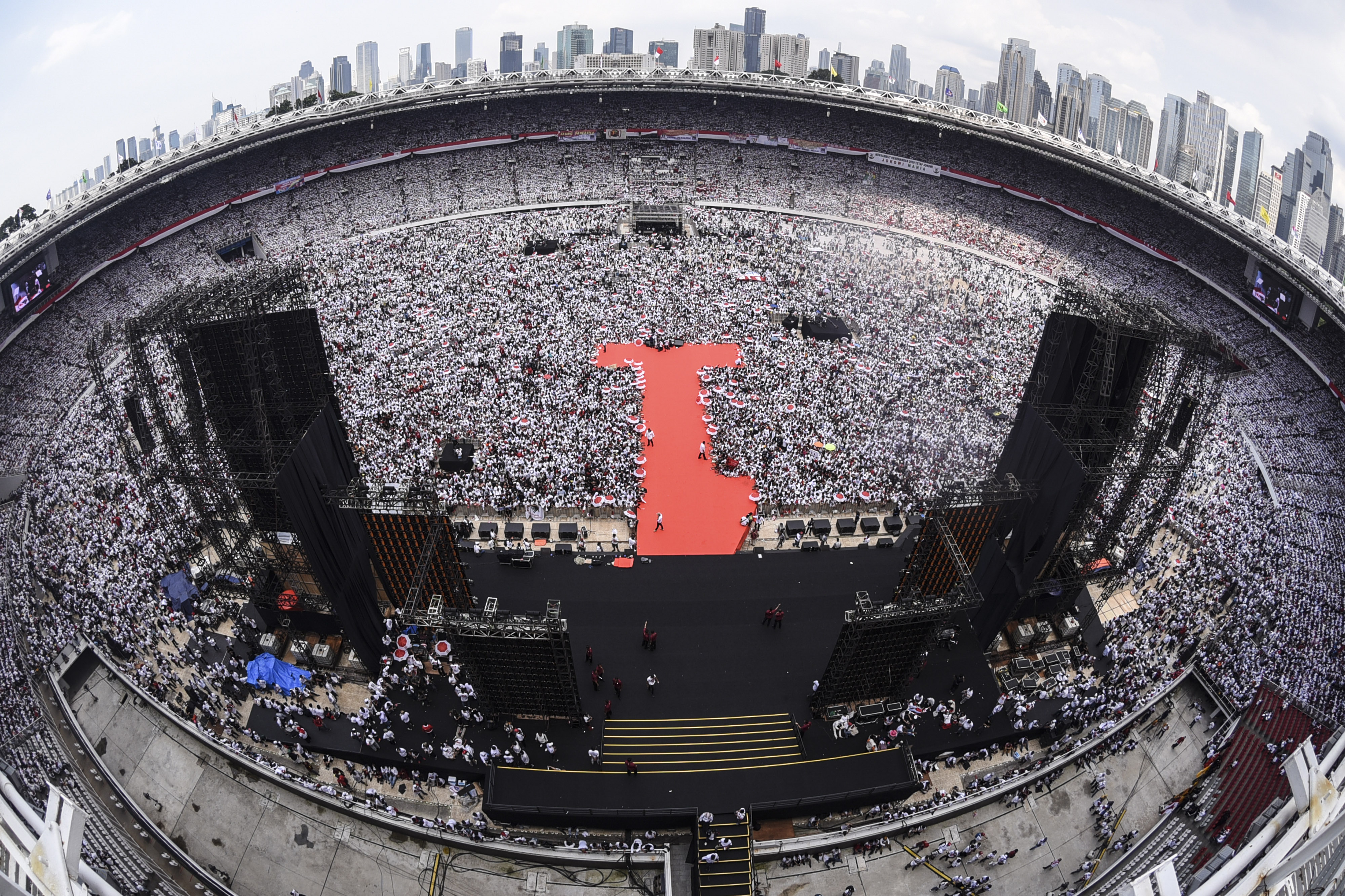 Relawan dan simpatisan pasangan Joko Widodo-Ma'ruf Amin saat Konser Putih Bersatu di Jakarta, Sabtu (13/4/2019). 