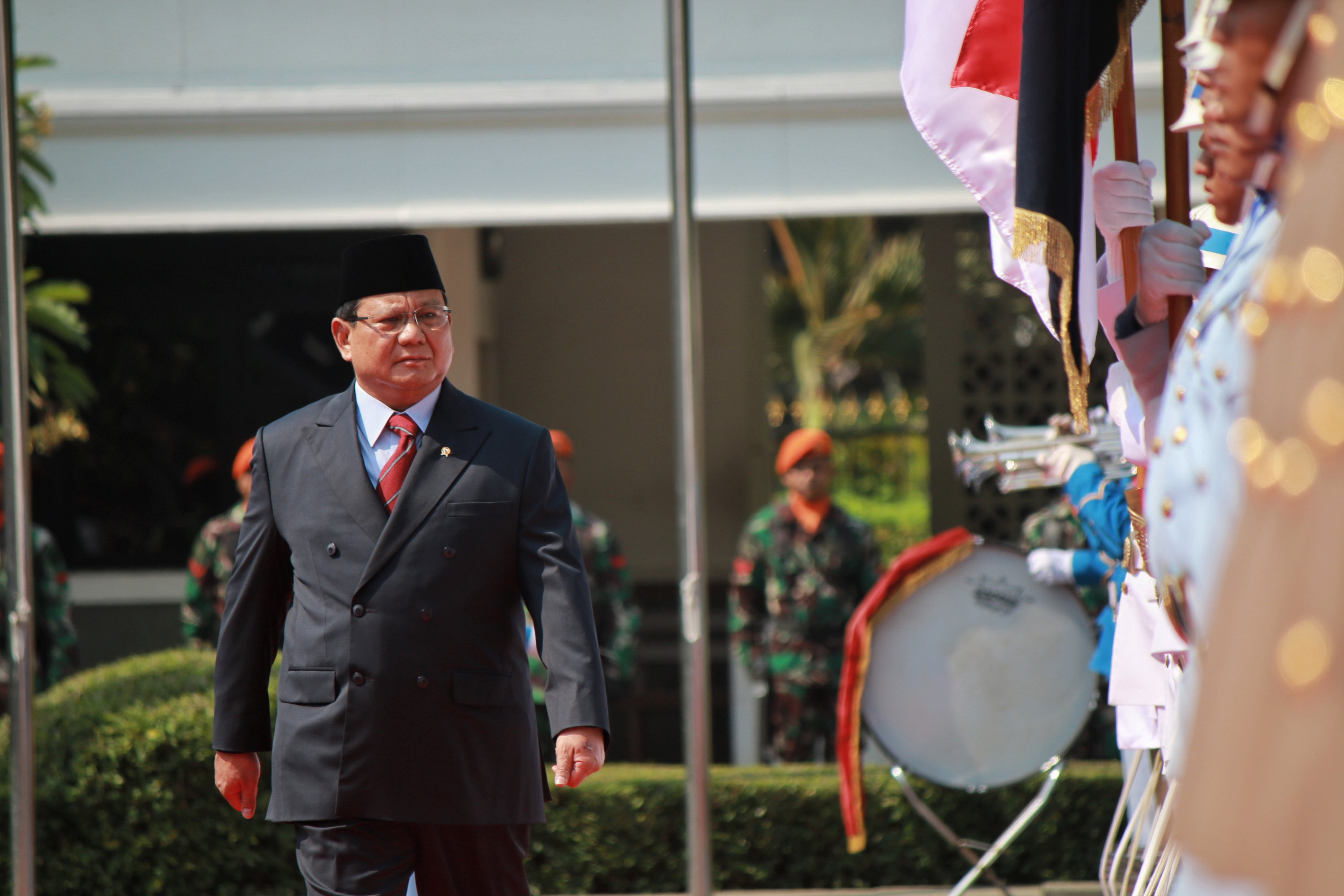 Hari Pertama Jadi Menhan, Prabowo Beri Santunan ke Santri