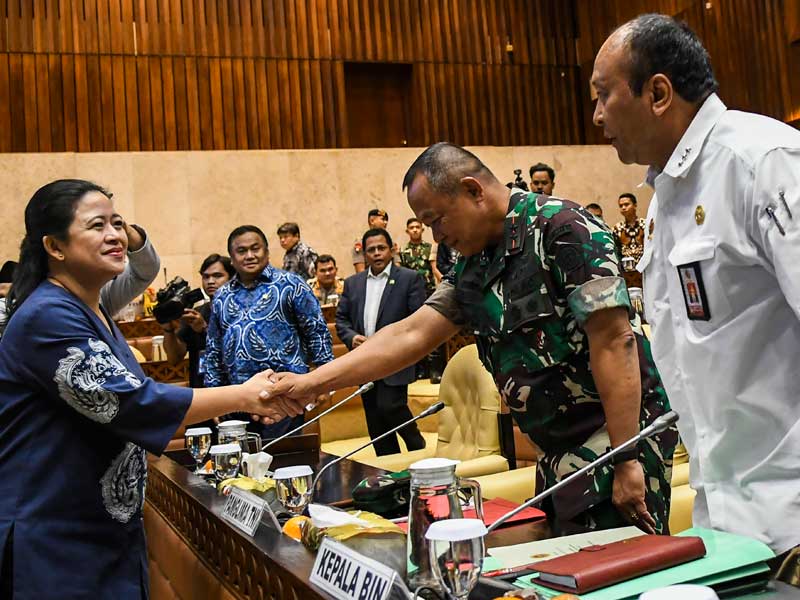 Ketua DPR Puan Maharani (kiri) berjabat tangan dengan Pangkogabwilhan III Mayjen TNI Ganip Warsito (kedua kanan). 
