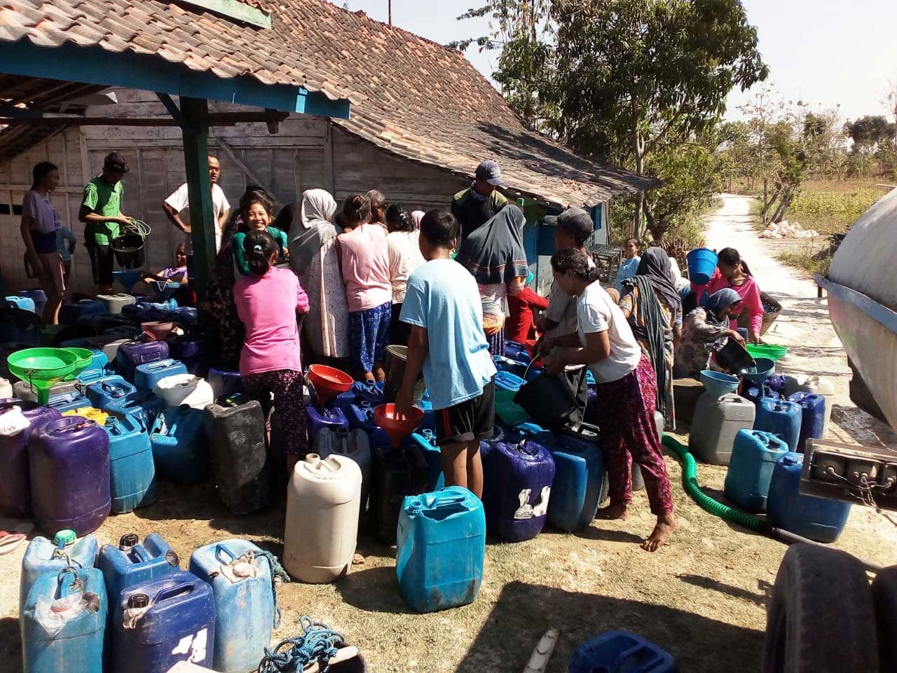 Warga Blora, Jawa Tengah Mengantri Bantuan Air Bersih.
