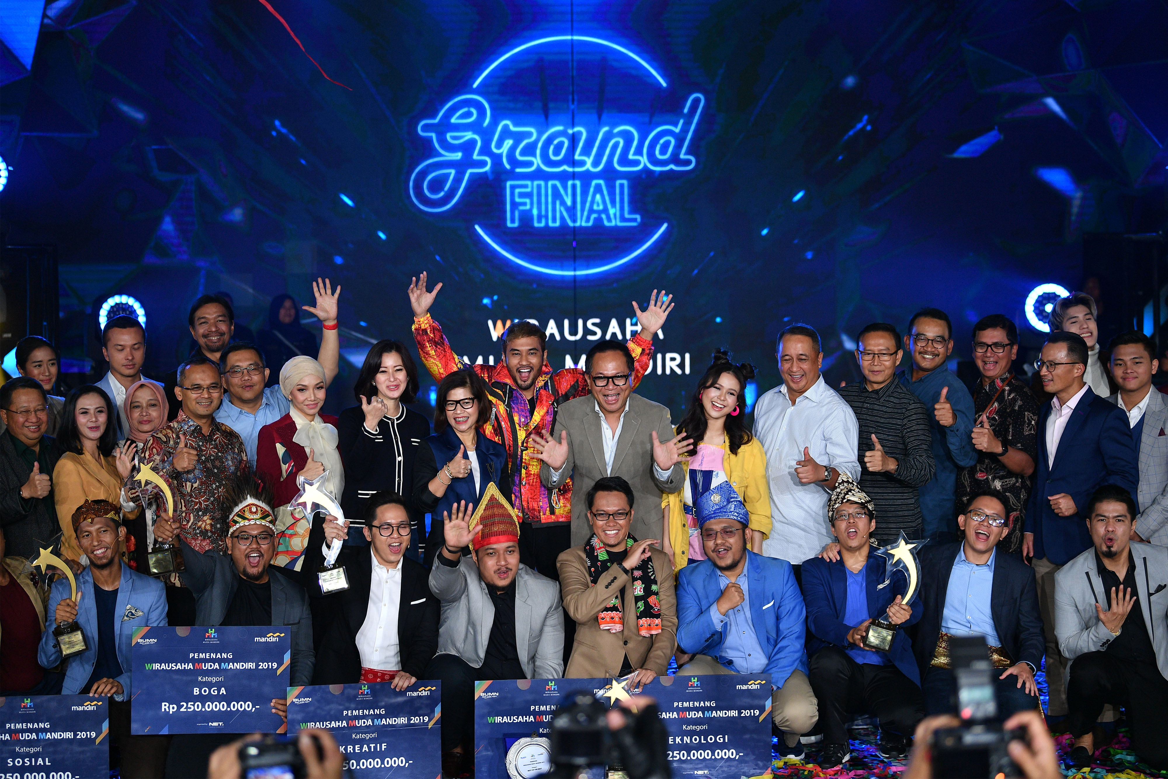 Direktur Utama Bank Mandiri Kartika Wirjoatmodjo (berdiri, ketujuh dari kanan) berfoto bersama jajaran direksi.