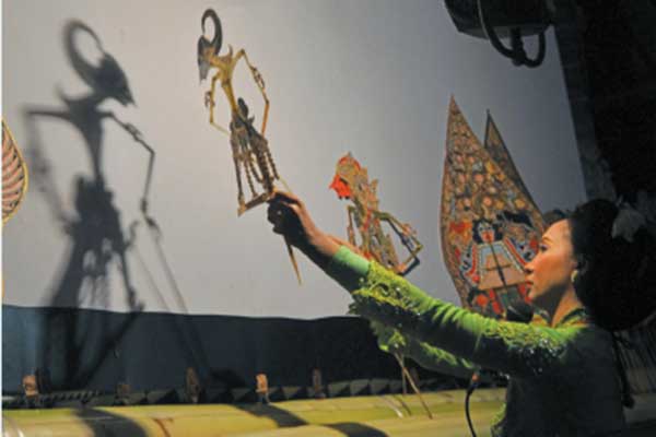 Dalang perempuan asal Purworejo Nyi Dwi Puspita Ningrum mementaskan pergelaran wayang kulit di Gandok Seni Pondok Tingal, Wanurejo, Magelang