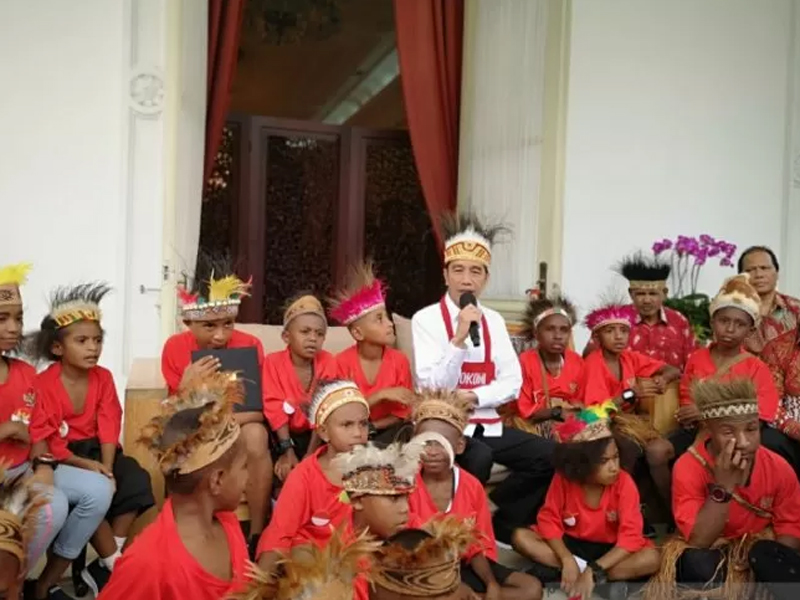 Presiden Jokowi menemui perwakilan siswa SD asal Papua di Istana Merdeka Jakarta, Jumat (11/10)
