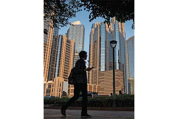 Ilustrasi -- Warga beraktivitas dengan latar belakang gedung perkantoran di kawasan Jakarta Selatan, Rabu (11/9).