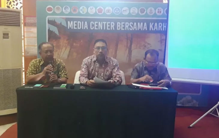  Direktur Jenderal Pengendalian Perubahan Iklim KLHK Ruandha Agung Sugardiman (tengah)  saat konferensi pers terkait karhutla 