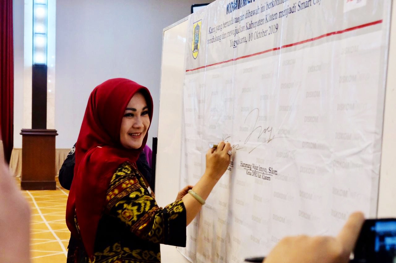 Bupati Sri Mulyani menandatangi komitmen konsep Klaten Smartcity. 