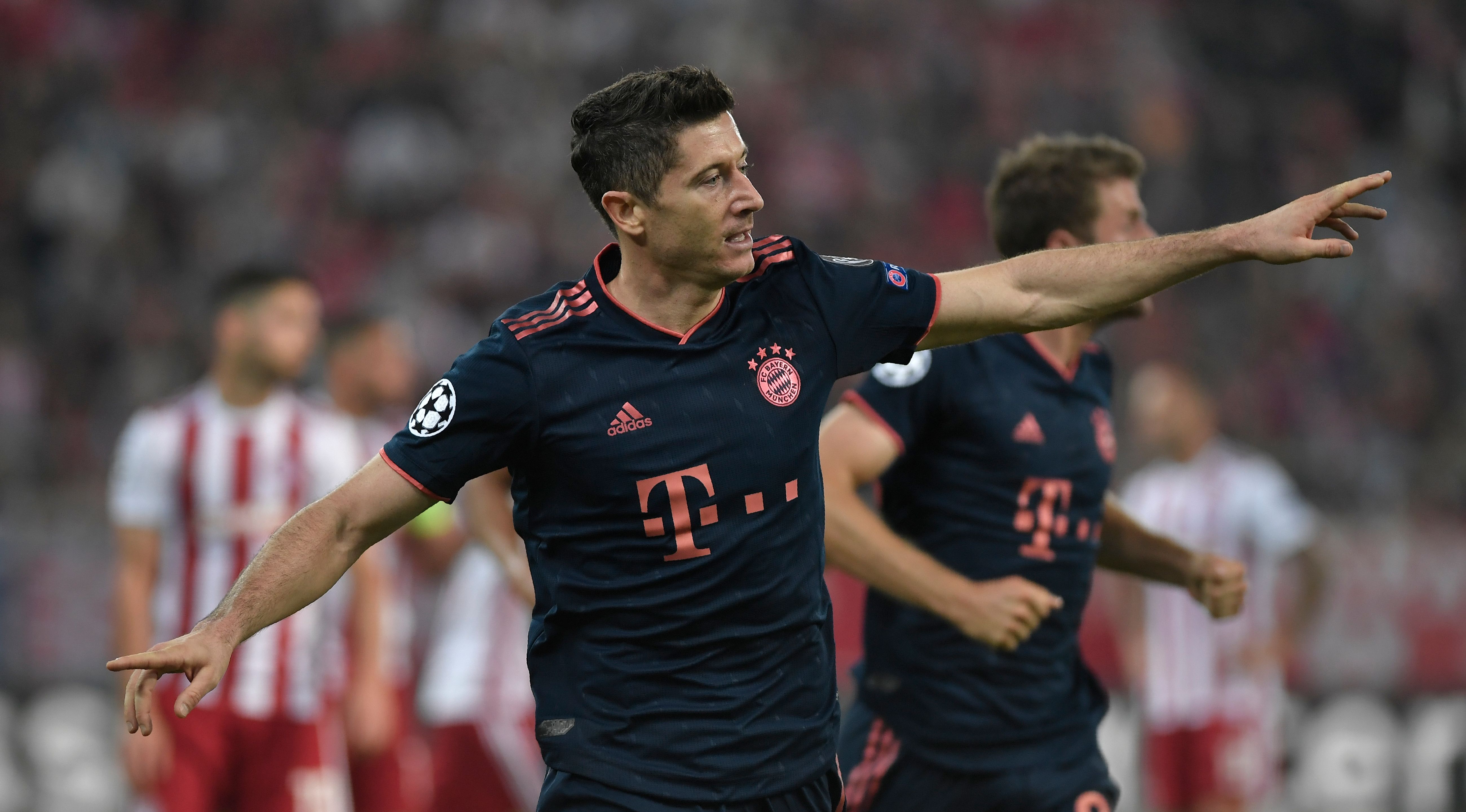 Robert Lewandowski melakukan selebrasi usai mencetak gol ke gawang Olympiakos.