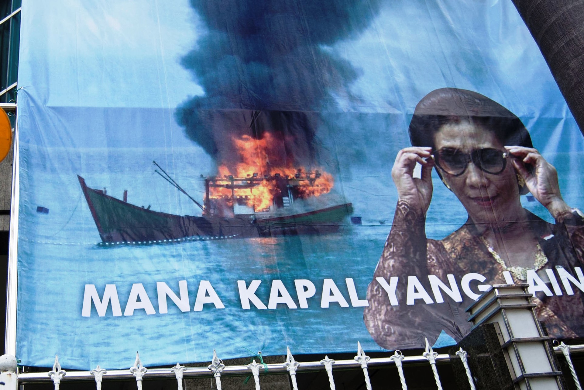 Spanduk bergambar Menteri Kelautan dan Perikanan Susi Pudjiastuti.