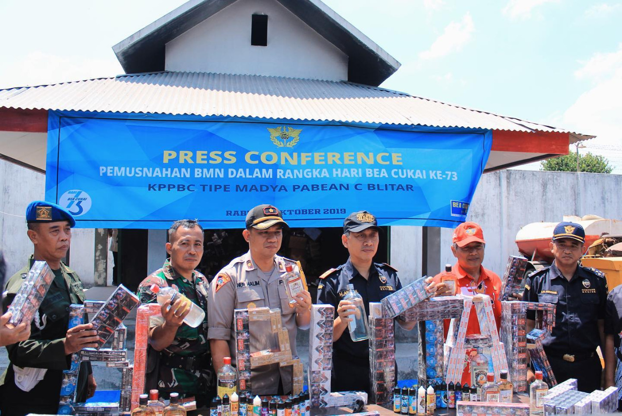 Bea Cukai Blitar Musnahkan Ratusan Ribu batang Rokok, Miras, dan Cairan Vape Ilegal
