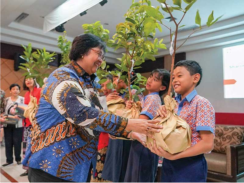 Menteri Lingkungan Hidup dan Kehutanan Siti Nurbaya membagikan pohon kepada para siswa Sekolah Global Mandiri, Kota Legenda Cibubur, Bogor.