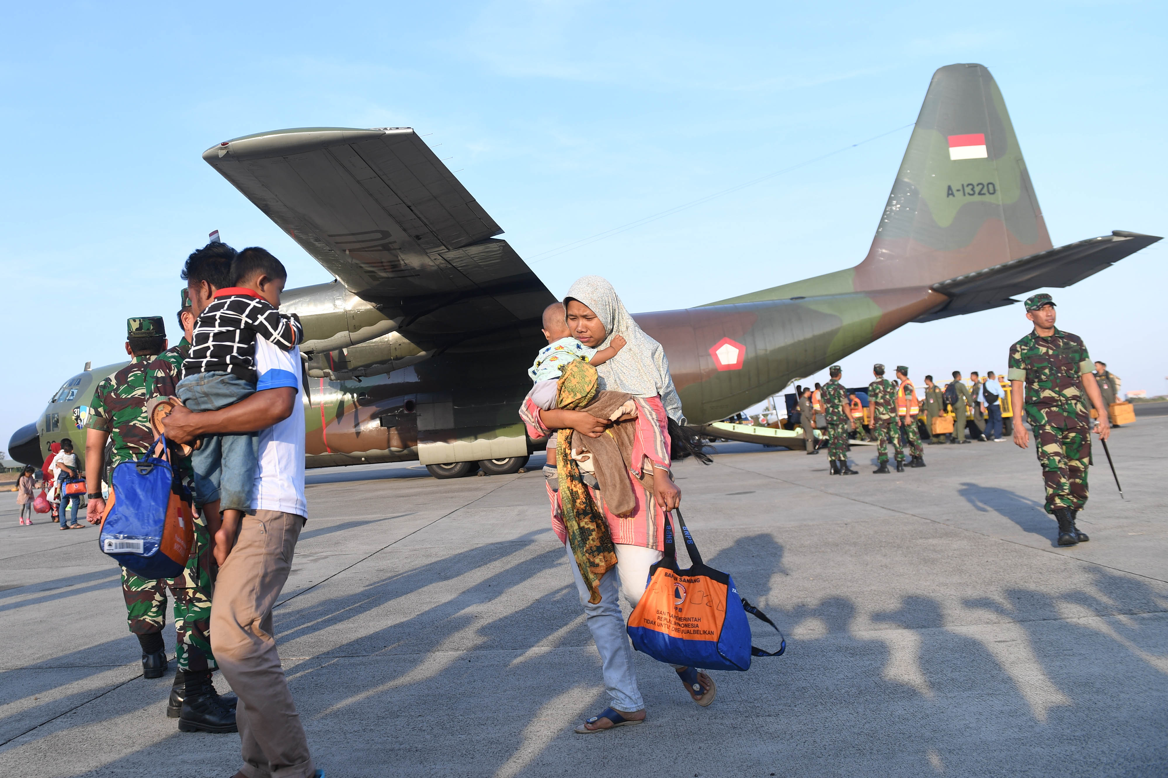 Perantau dari berbagai daerah mulai meninggalkan Wamena dan pulang ke kampung halaman masing-masing dengan menggunakan pesawat hercules TNI.