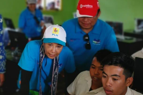 Menteri BUMN Serahkan Bantuan Broadband Learning Center 