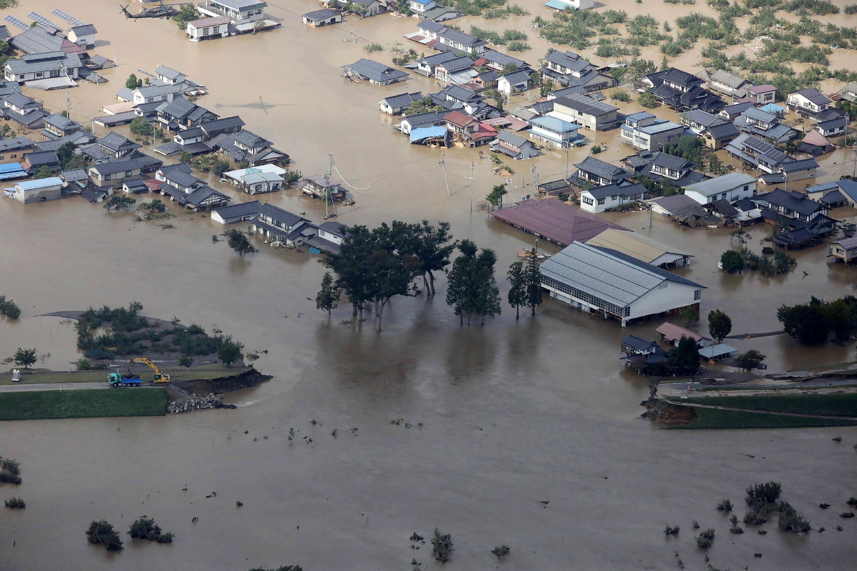 Permukiman warga terendam banjir dan jalan raya putus setelah topan Hagibis menyapu wilayah di tepi Sungai Chikuma, di Nagano, Je