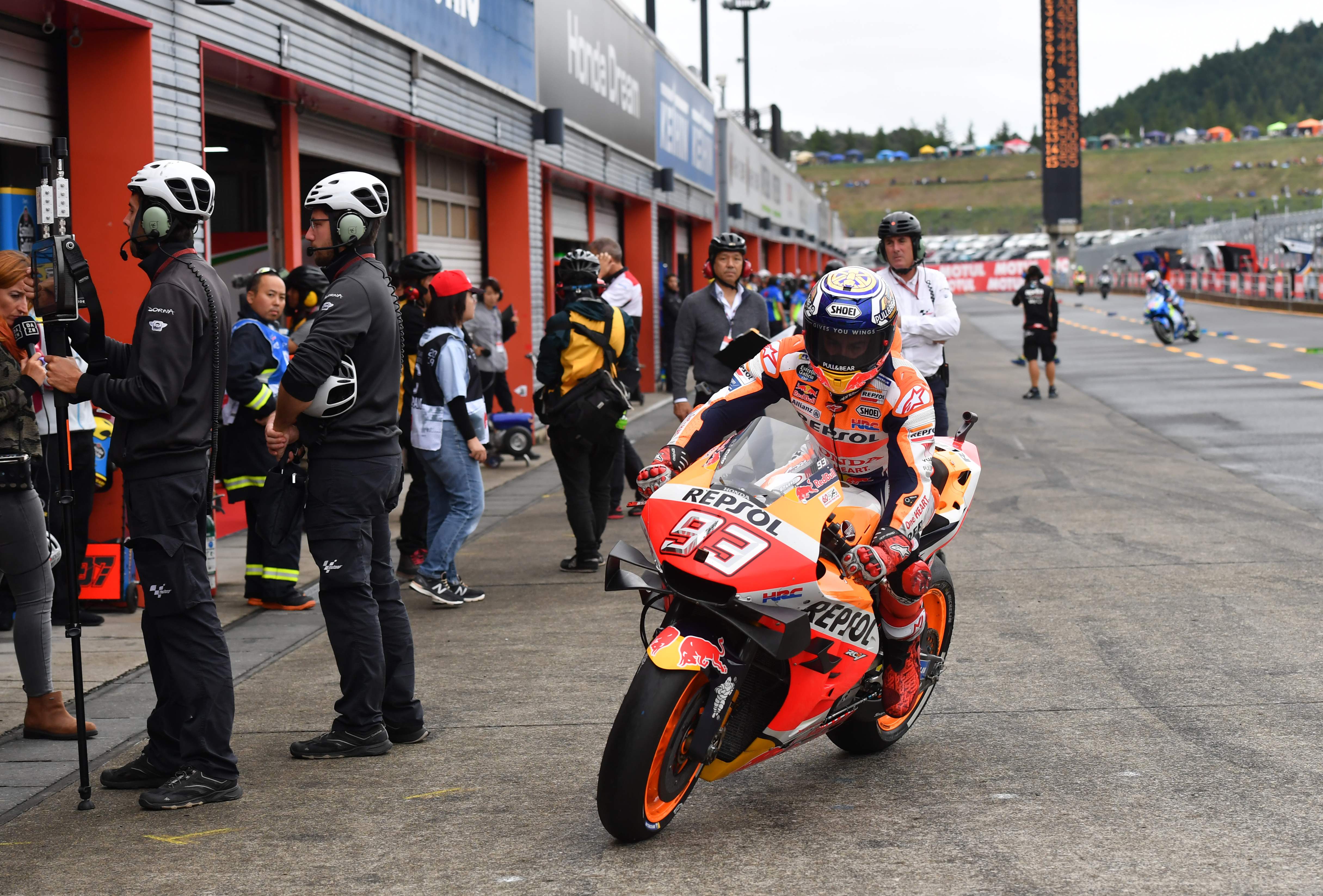 Pembalap Tim Repsol Honda Marc Marquez dari Spanyol (R) kembali ke pit selama sesi latihan bebas MotoGP keempat Grand Prix  