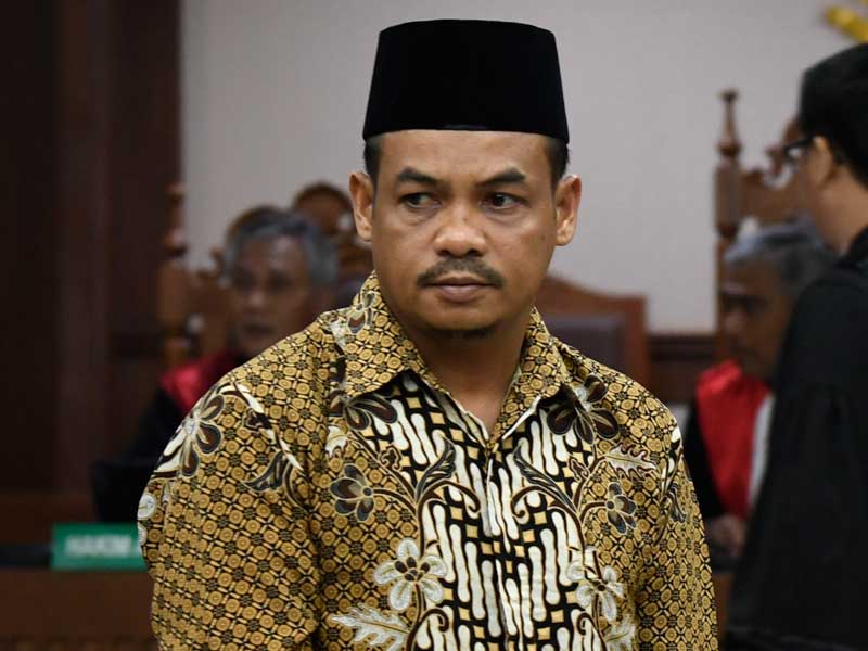 Terdakwa kasus dugaan suap kepada Gubernur Provinsi Kepulauan Riau nonaktif Nurdin Basirun, Abu Bakar meninggalkan ruangan.