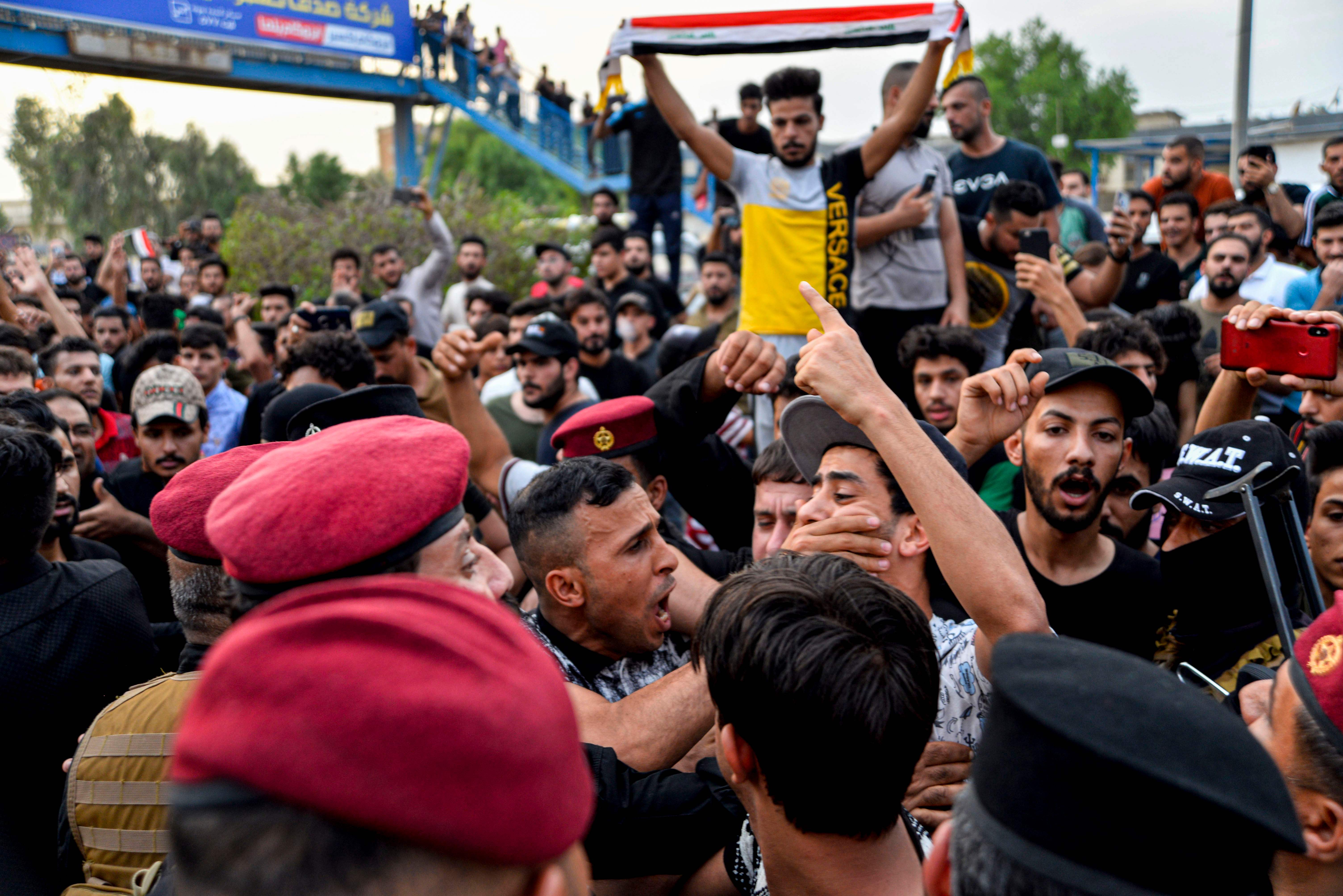 Aparat keamanan Irak berusaha mencegah demonstran yang menentang korupsi dan minimnya pelayanan publik di Baghdad, Irak, Selasa (1/10).  