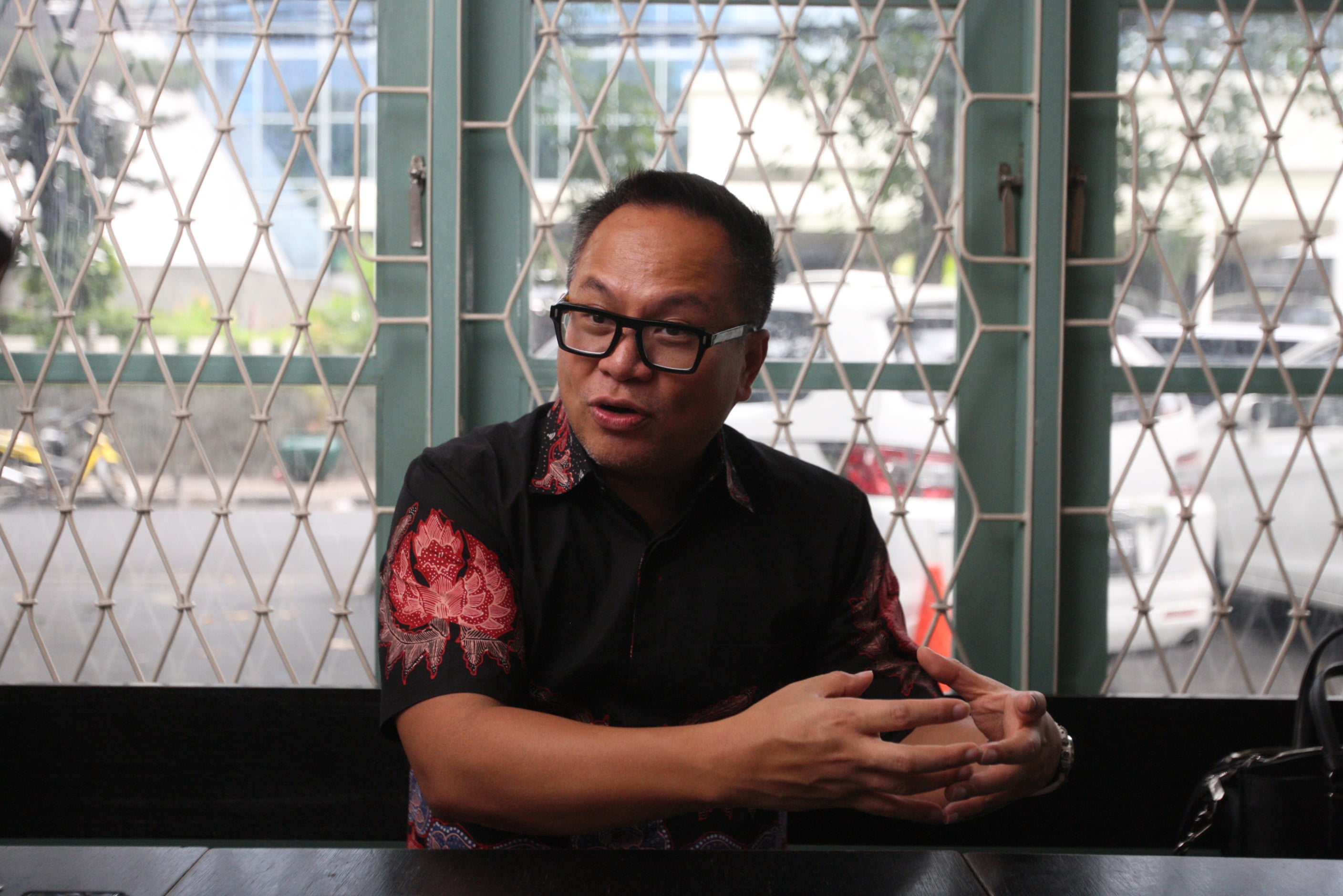 Pengamat ekonomi berharap pengganti Kartika Wirjoatmodjo yang kini sebagai Wamen BUMN bukan orang politik. 