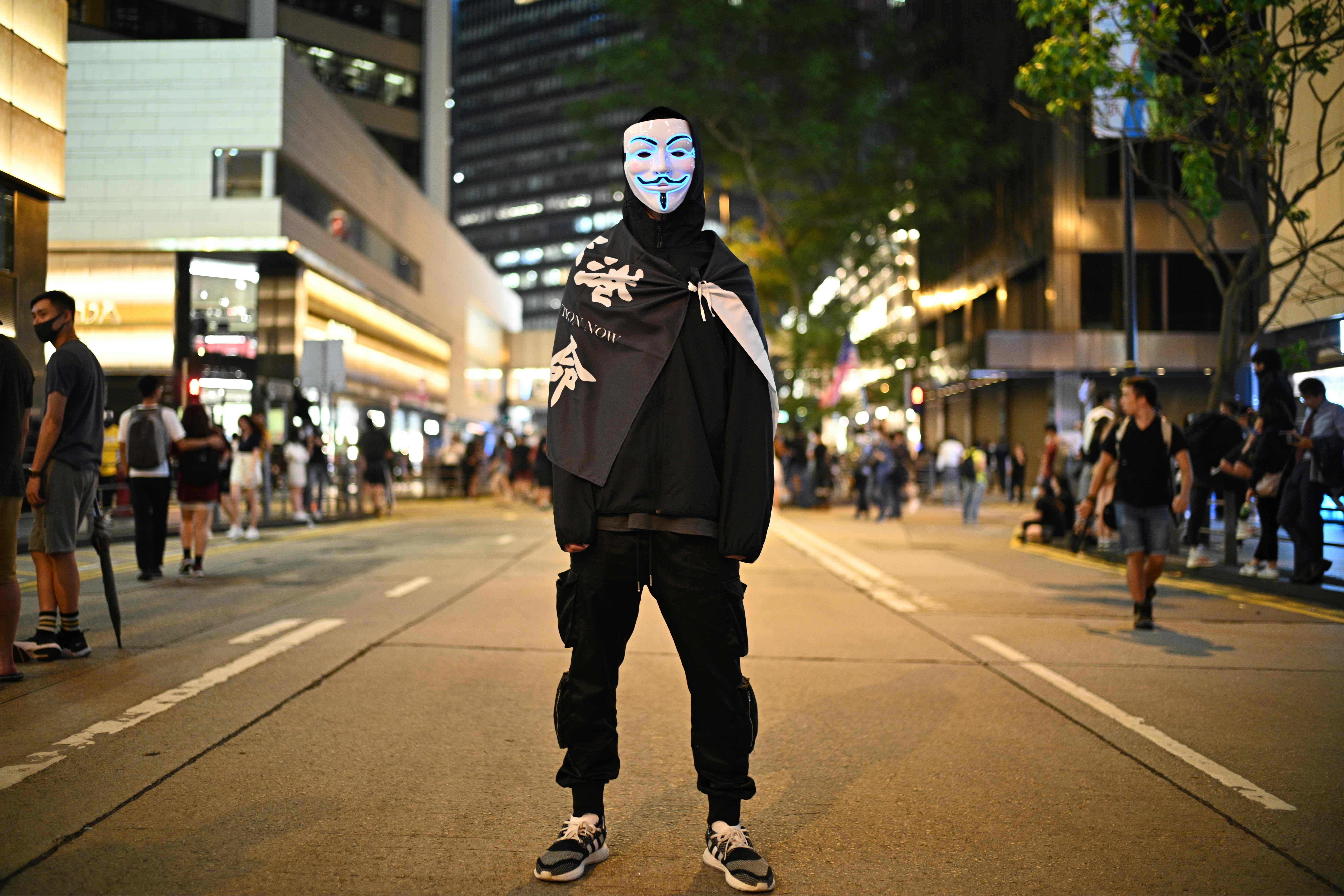 Seorang demonstran Hong Kong mengenakan topeng Guy Fawkes 