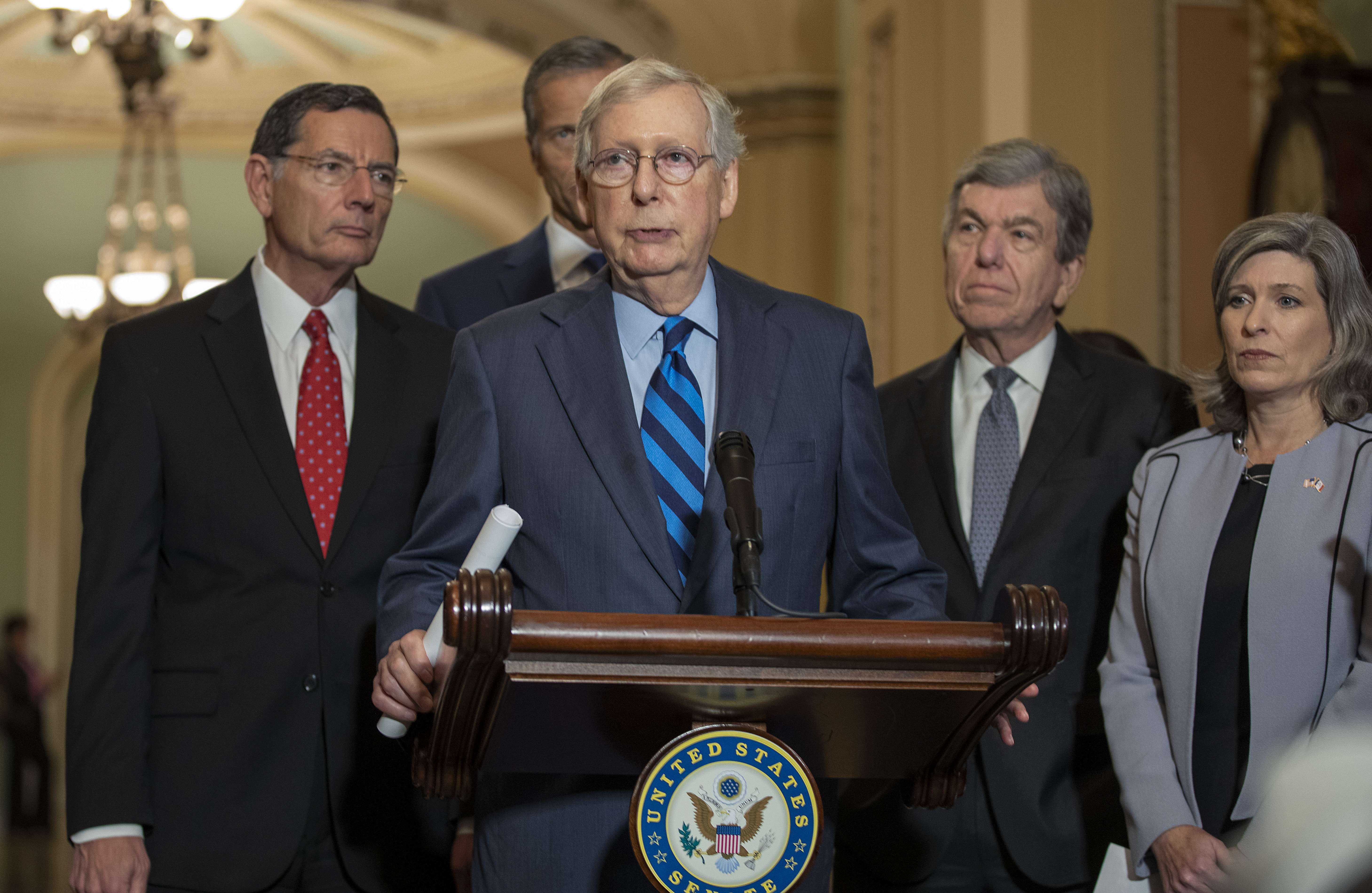 Ketua Senat AS Mitch McConnell (tengah)