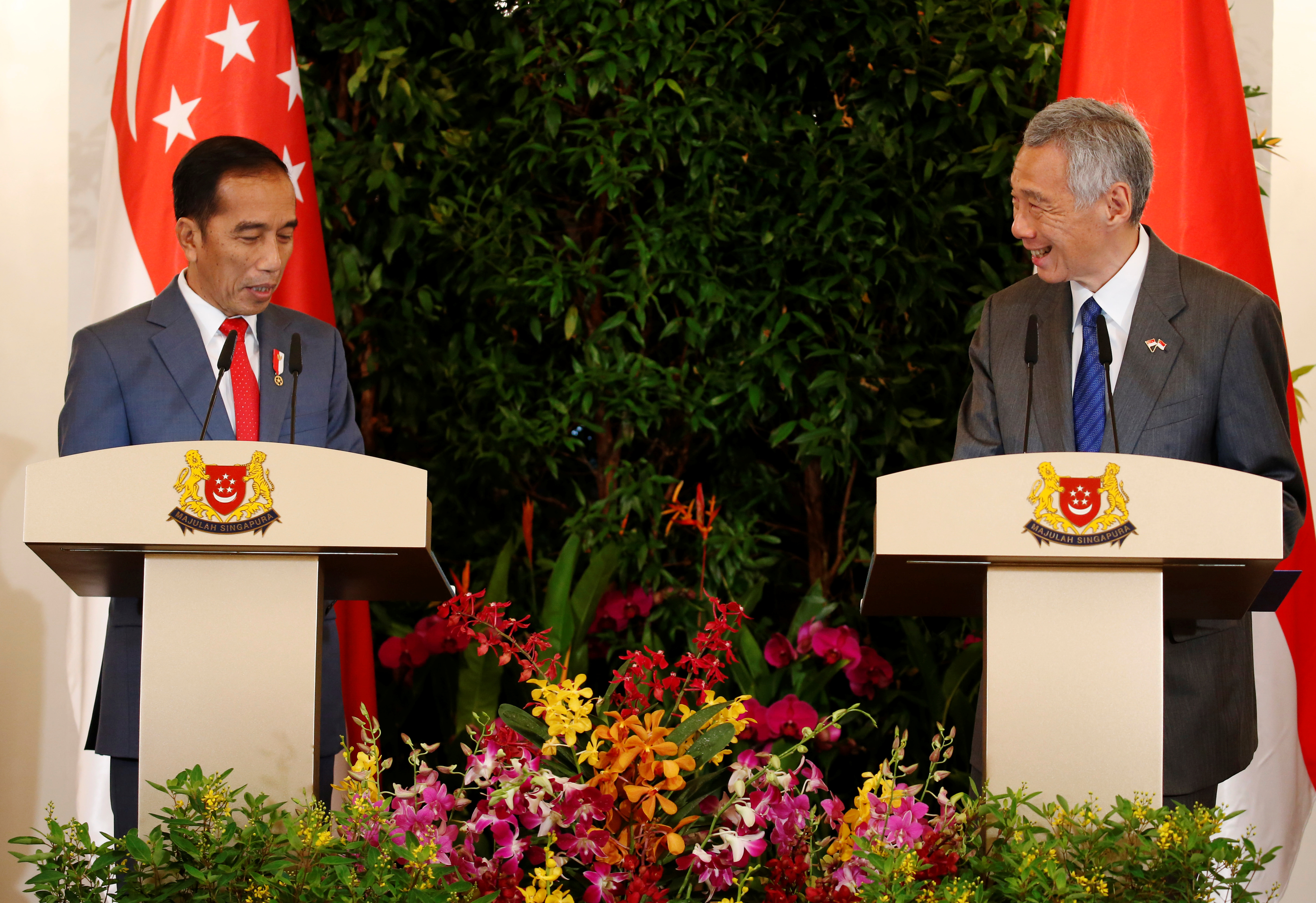 Presiden Joko Widodo (kiri) bersama PM Singapura Lee Hsien Loong, memberikan keterangan pers di Singapura, Selasa (8/10/2019).