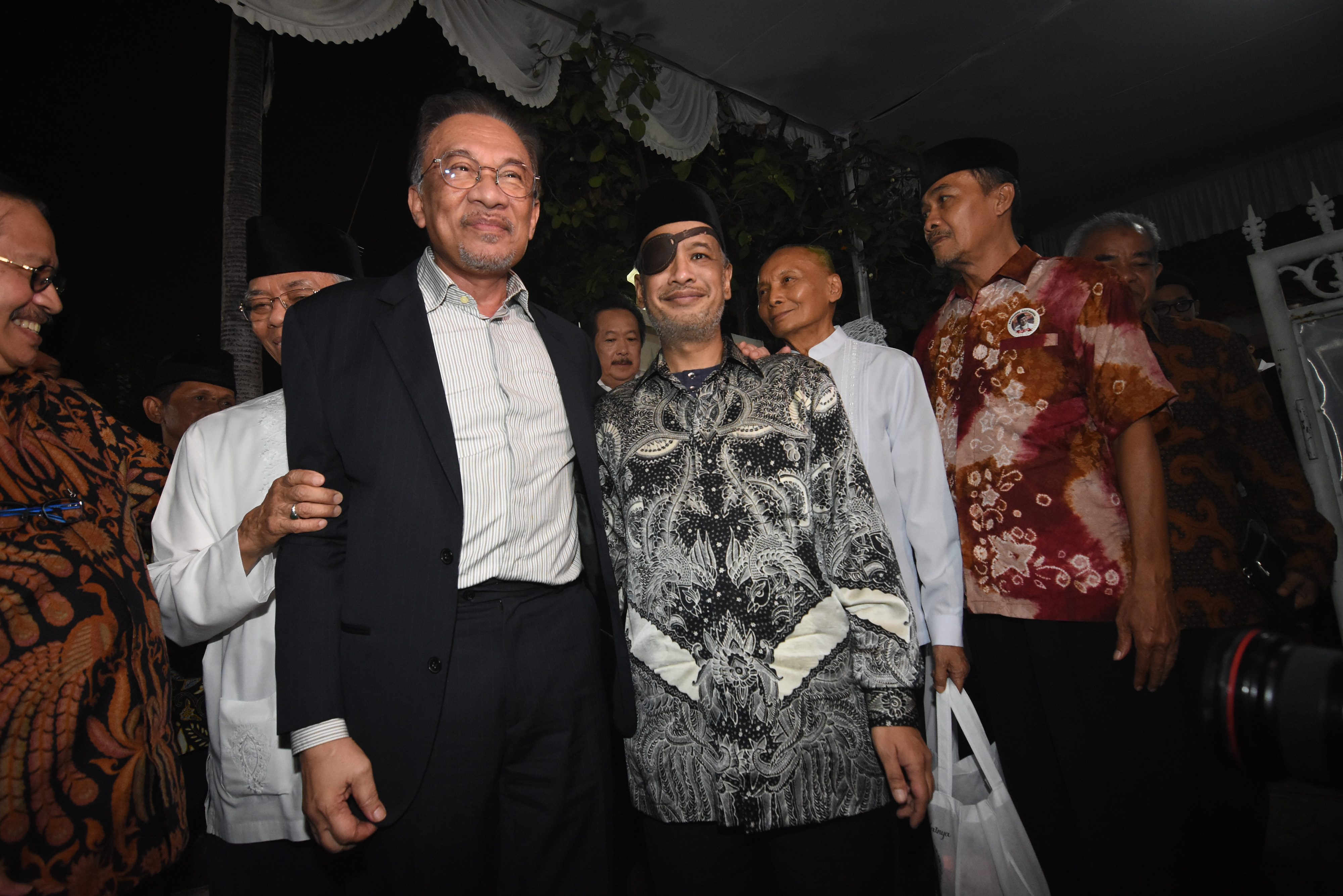 Putra kedua mendiang BJ Habibie Thareq Kemal Habibie (tengah) menyambut kedatangan mantan wakil PM Malaysia Anwar Ibrahim.