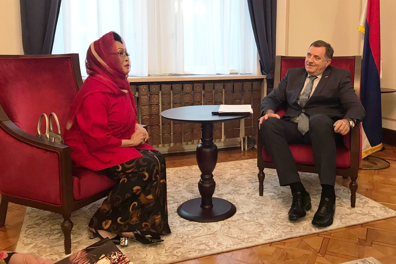 Dubes RI di Sarajevo Amelia Achmad Yani dan Anggota Presidensi Bosnia dan Herzegovina Milorad Dodik di Sarajevo, Senin (14/10)