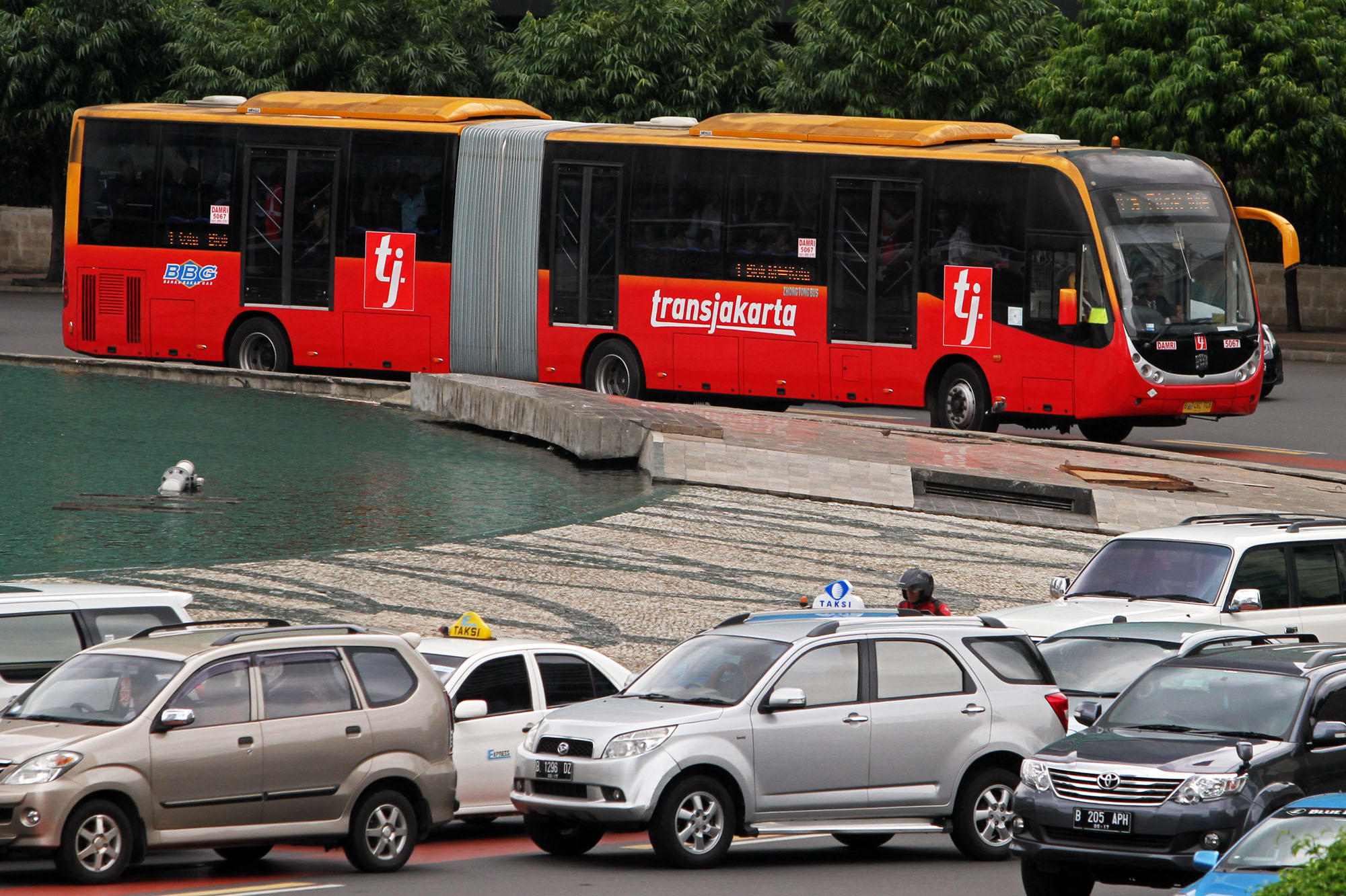 Bus Trans-Jakarta Zhong Tong asal Tiongkok akan mulai beroperasi kembali