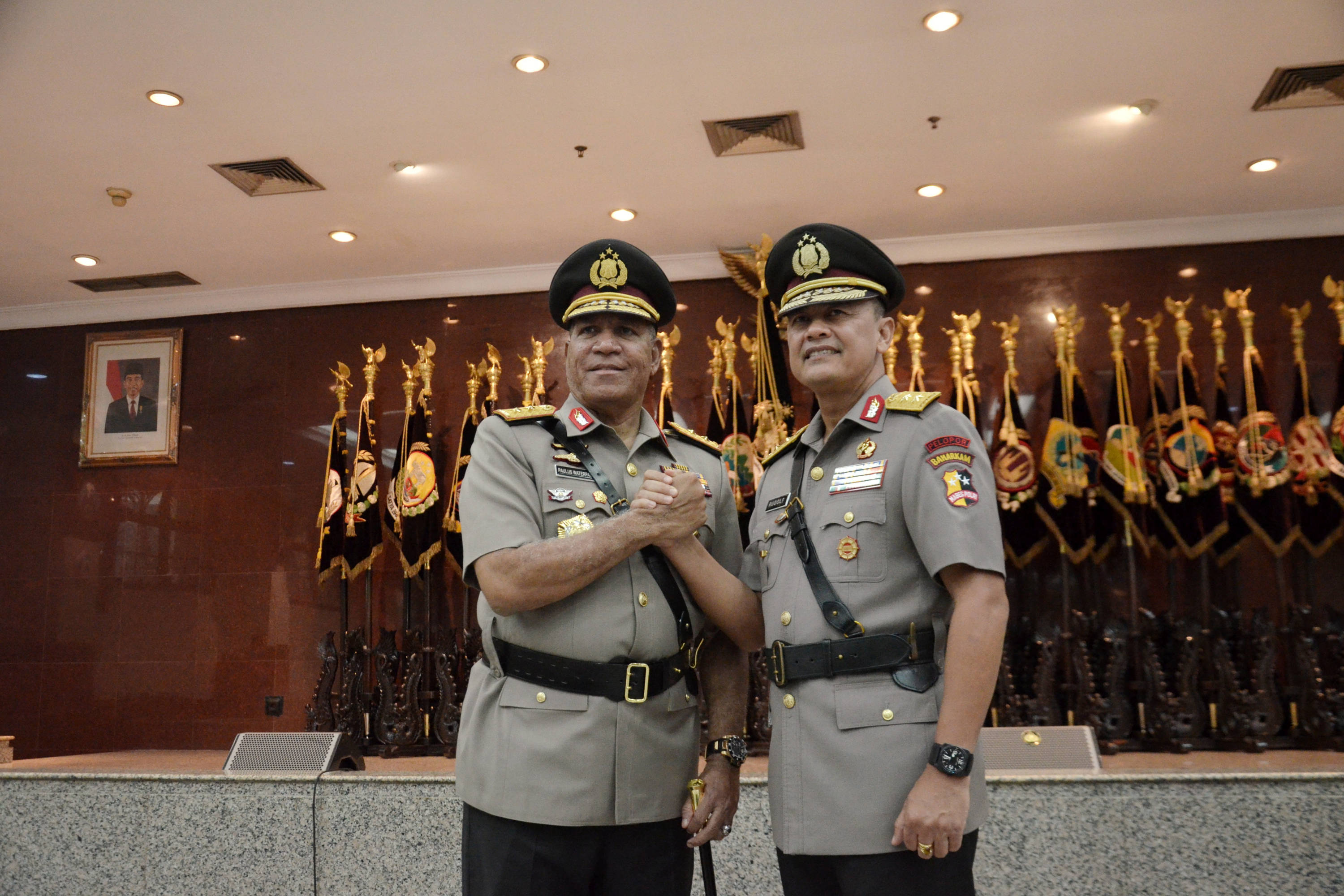 Kapolda Papua Paulus Waterpau (kiri)