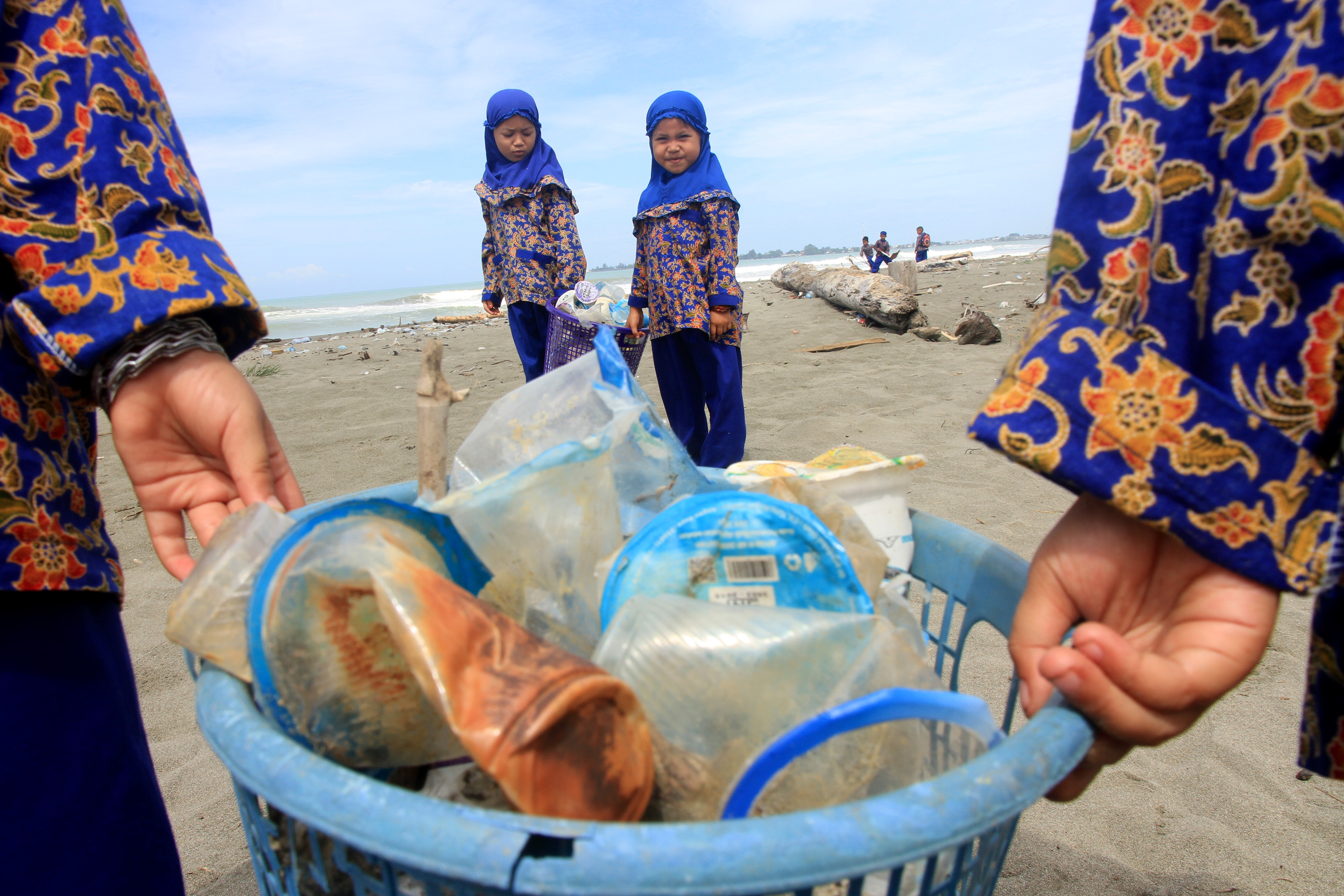 Sejumlah murid Taman Kanak-Kanak (TK) Negeri 2 Meulaboh membersihkan sampah plastik yang mencemari kawasan pantai Desa Peunaga Rayeuk