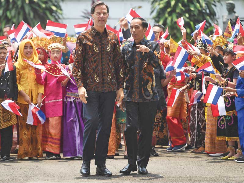 Presiden Joko Widodo berbincang dengan Perdana Menteri Belanda Mark Rutte sebelum pertemuan di Istana Bogor, Jawa Barat, kemarin.