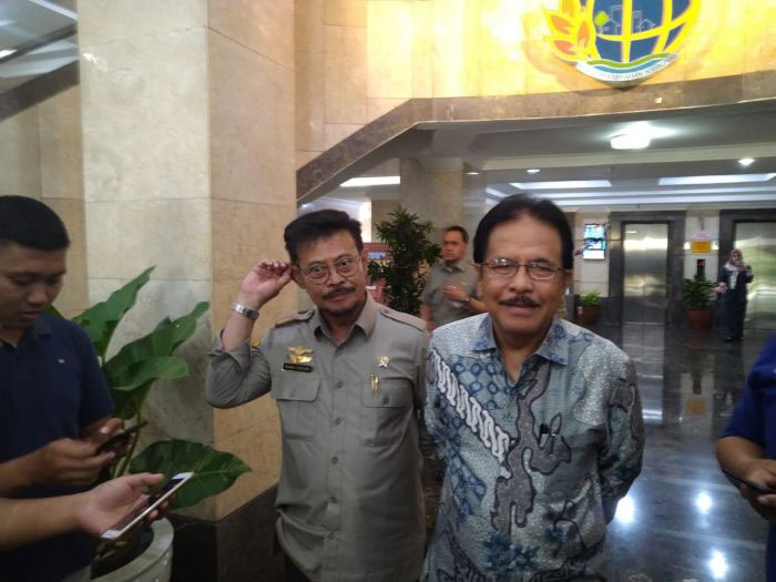 Menteri Pertanian Syahrul Yasin Limpo (kiri) bertemu Menteri ATR Sofyan Djalil (kanan)  