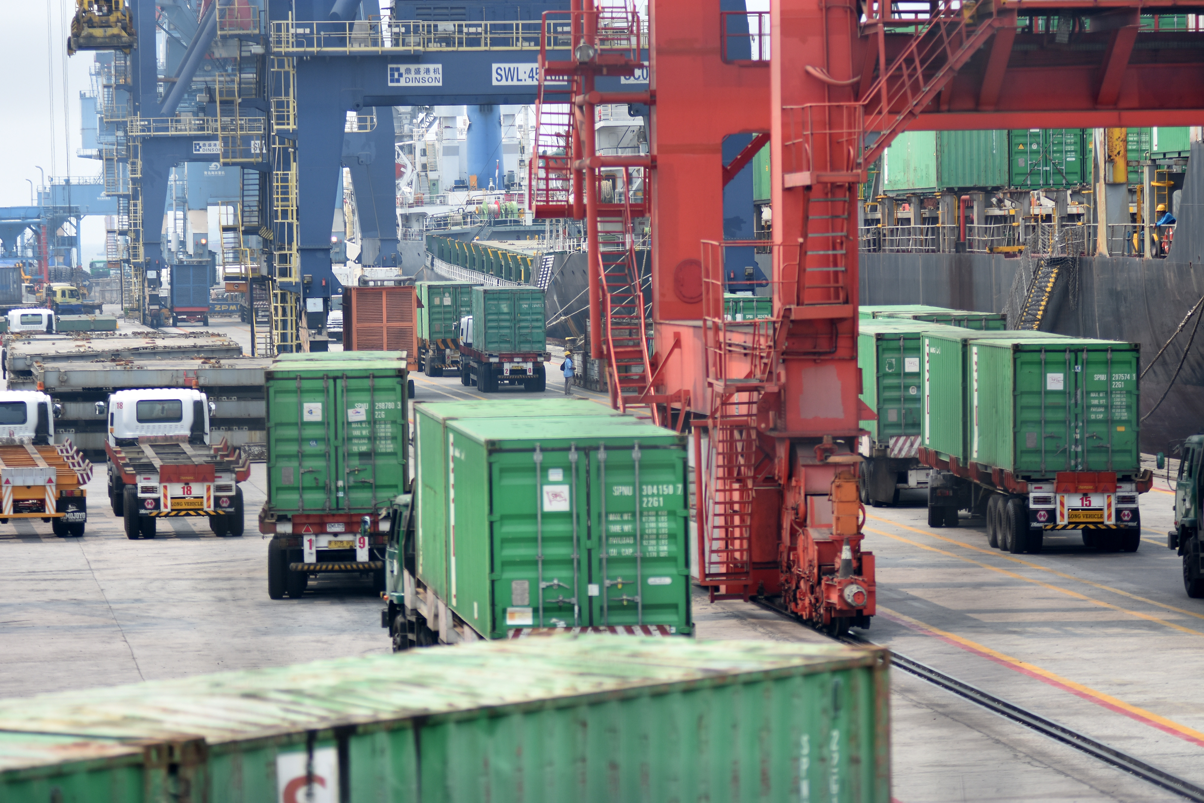 Pemerintahan yang baru harus mencari formula yang tepat dalam menjaga pertumbuhan ekonomi.