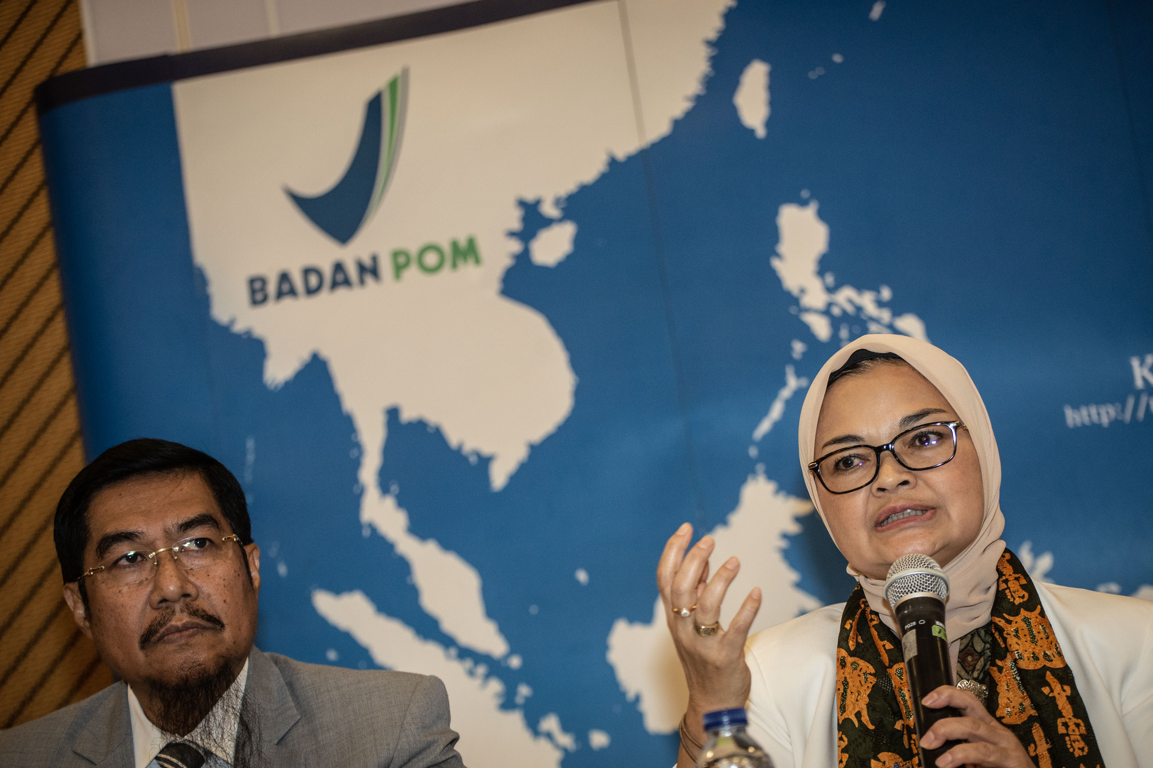 Kepala Badan Pengawas Obat dan Makanan (BPOM) Penny K Lukito (kanan)