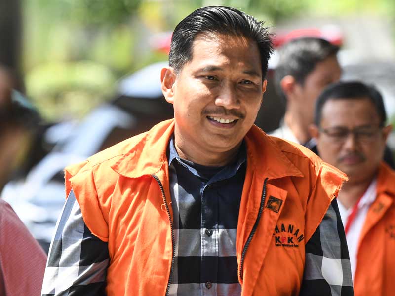 Mantan anggota DPR Bowo Sidik Pangarso tiba di gedung KPK untuk menjalani pemeriksaan di Jakarta, Senin (21/10/19).