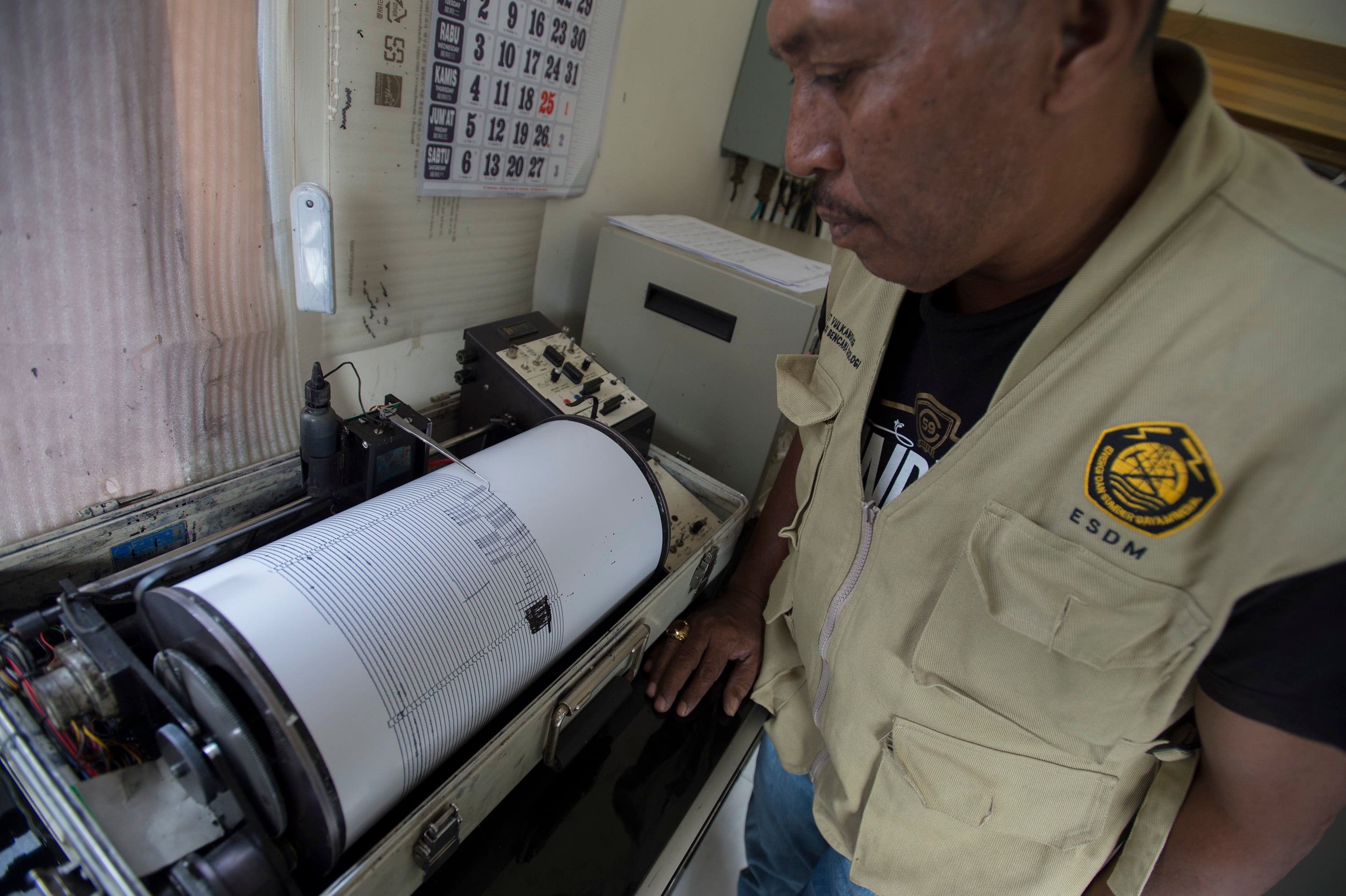  Petugas  mengamati mesin seismograf yang mencatat aktivitas kegempaan Gunung Gamalama di Kota Ternate, Maluku Utara.