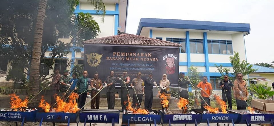 BEA Cukai Pematang Siantar melakukan pemusnahan atas barang ilegal hasil penindakan di bidang cukai dalam kurun waktu 2018 hingga 2019.