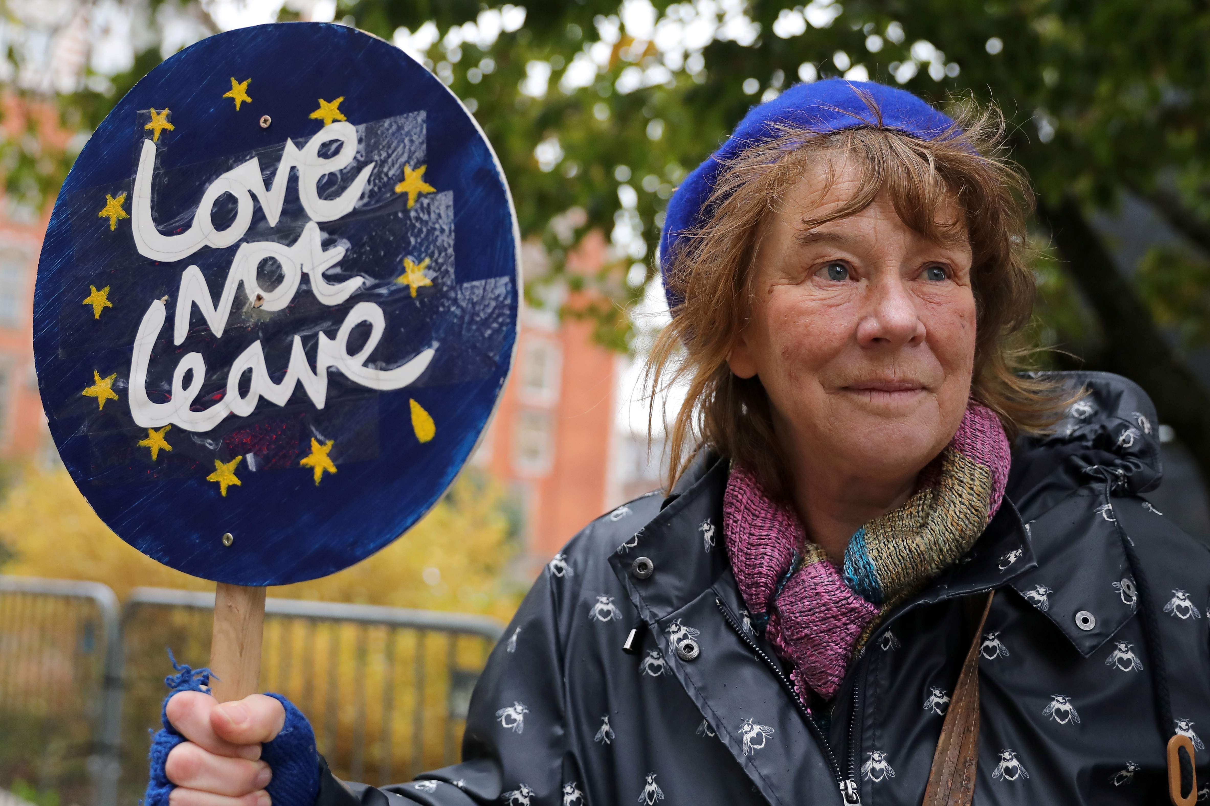 Aktivis anti-Brexit memegang spanduk di luar gedung parlemen Inggris.