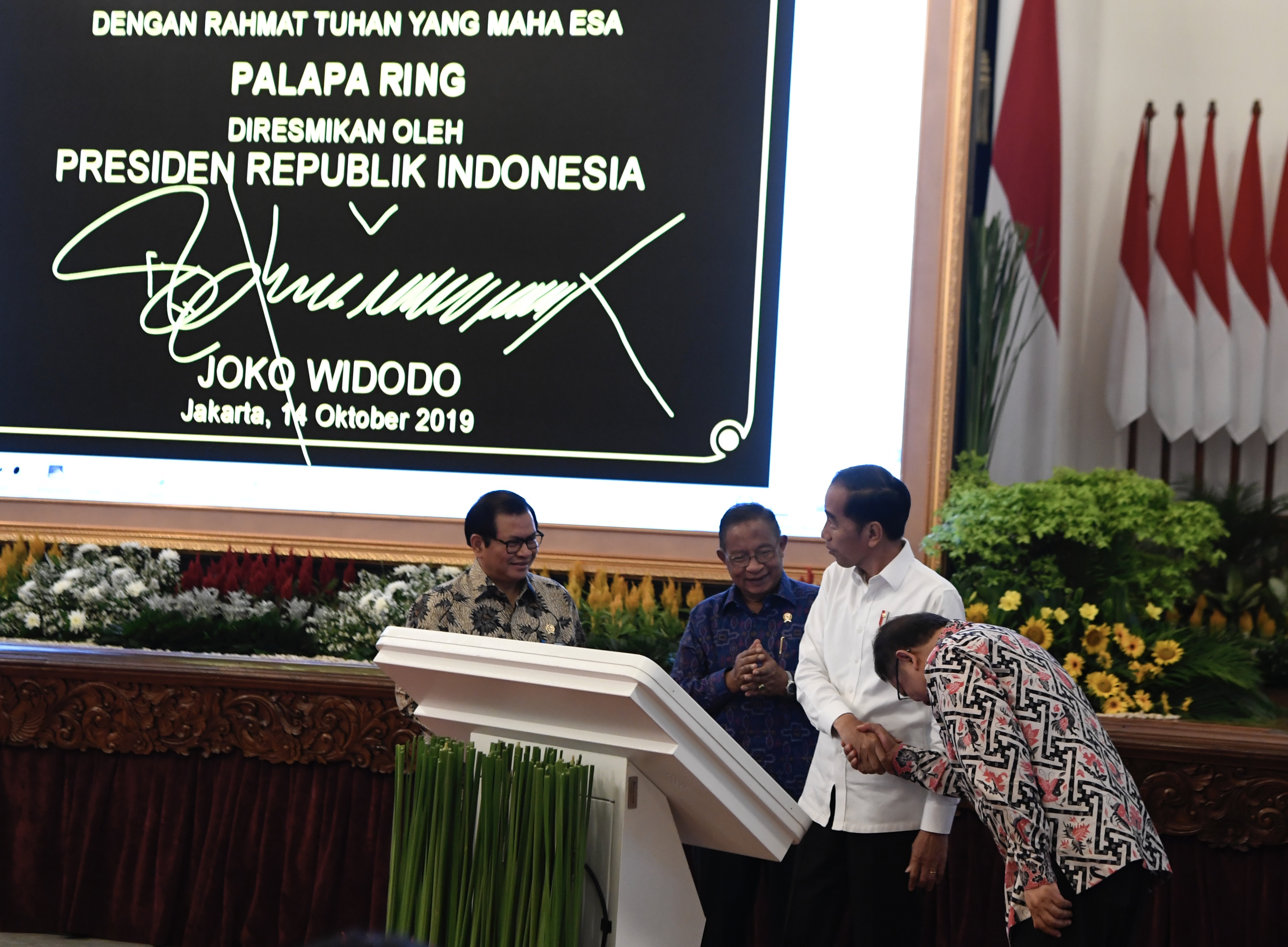 Presiden Joko Widodo (kedua kanan) bersama Menkominfo Rudiantara (kanan) meresmikan Palapa Ring di Istana Merdeka, Jakarta, hari ini.