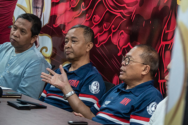 Anggota KP PSSI, Budiman Dalimunthe (tengah)