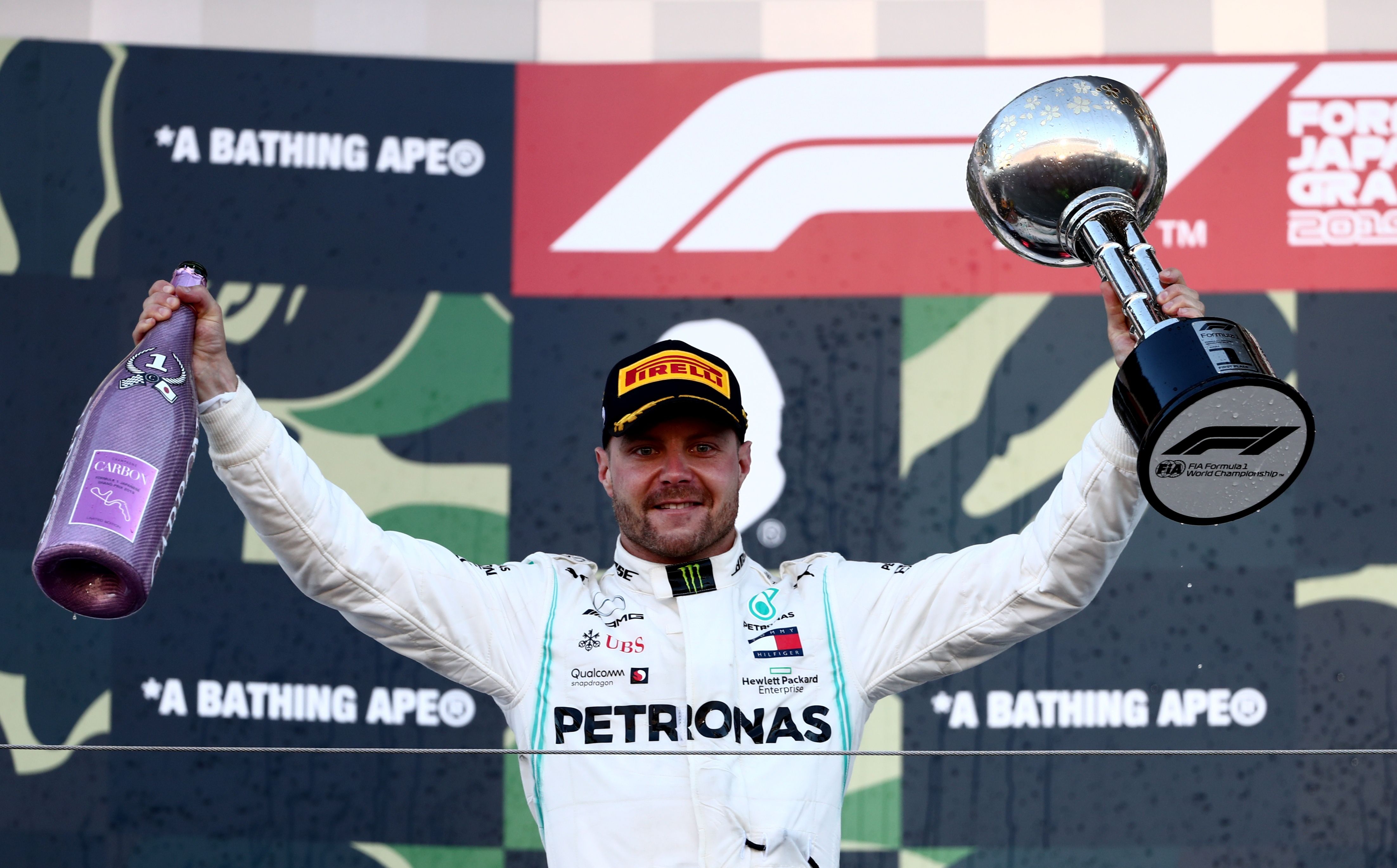 Pembalap Mercedes Valtteri Bottas merayakan gelar juara Grand Prix Jepang yang diraihnya di Sirkuit Suzuka, Minggu (13/10).