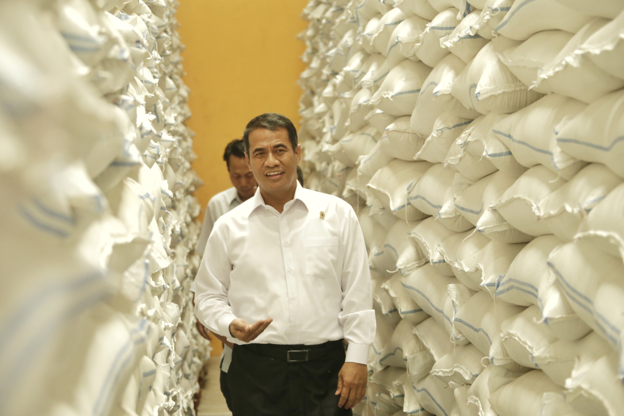 Menteri Pertanian Amran Sulaiman memeriksa gudang hasil pertanian.