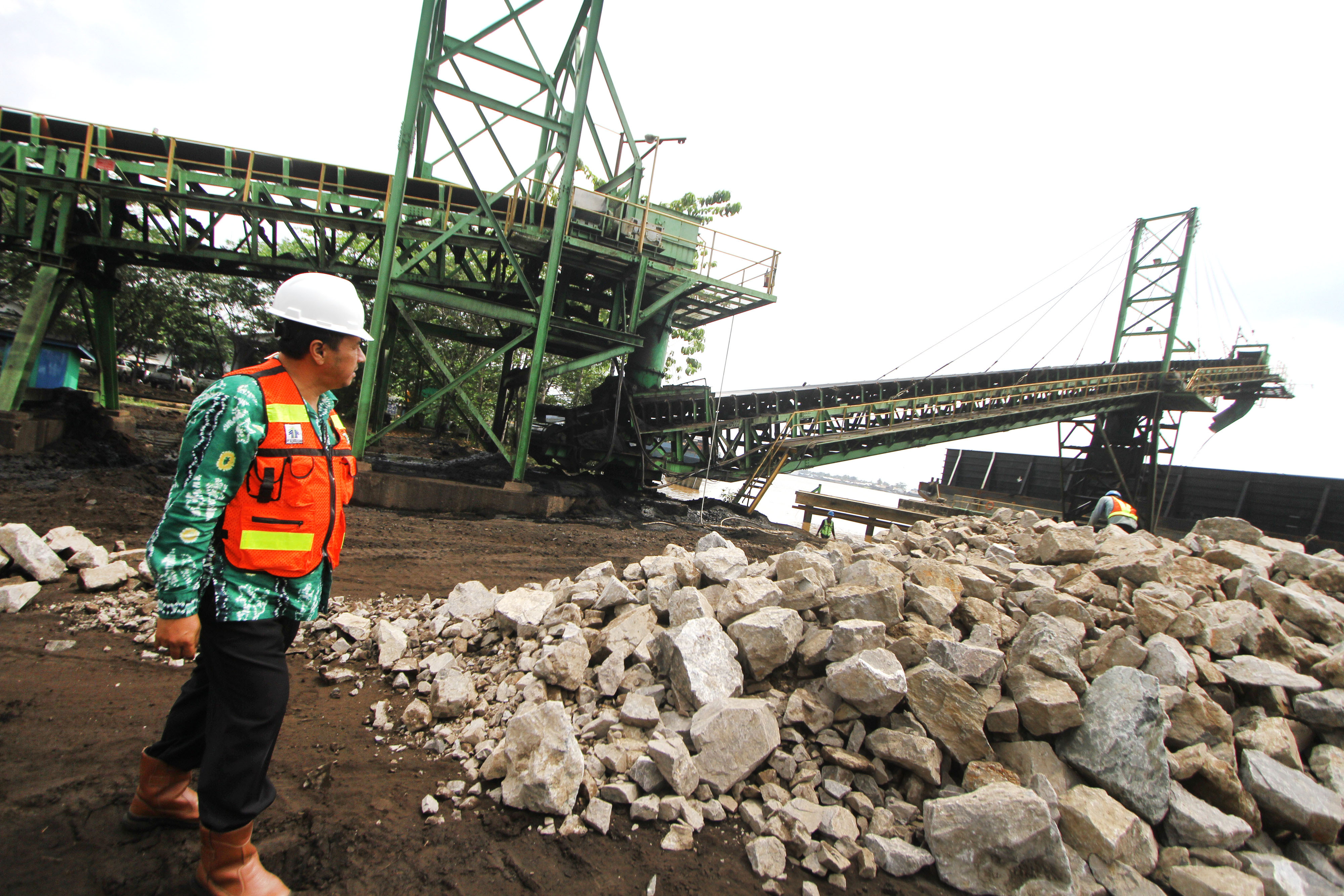  Kepala Divisi Pencegahan dan Penindakan KPK  Koordinator Wilayah 7 Nana Mulyana sidak pelabuhan khusus batu bara di Kalsel, Senin (7/10). 