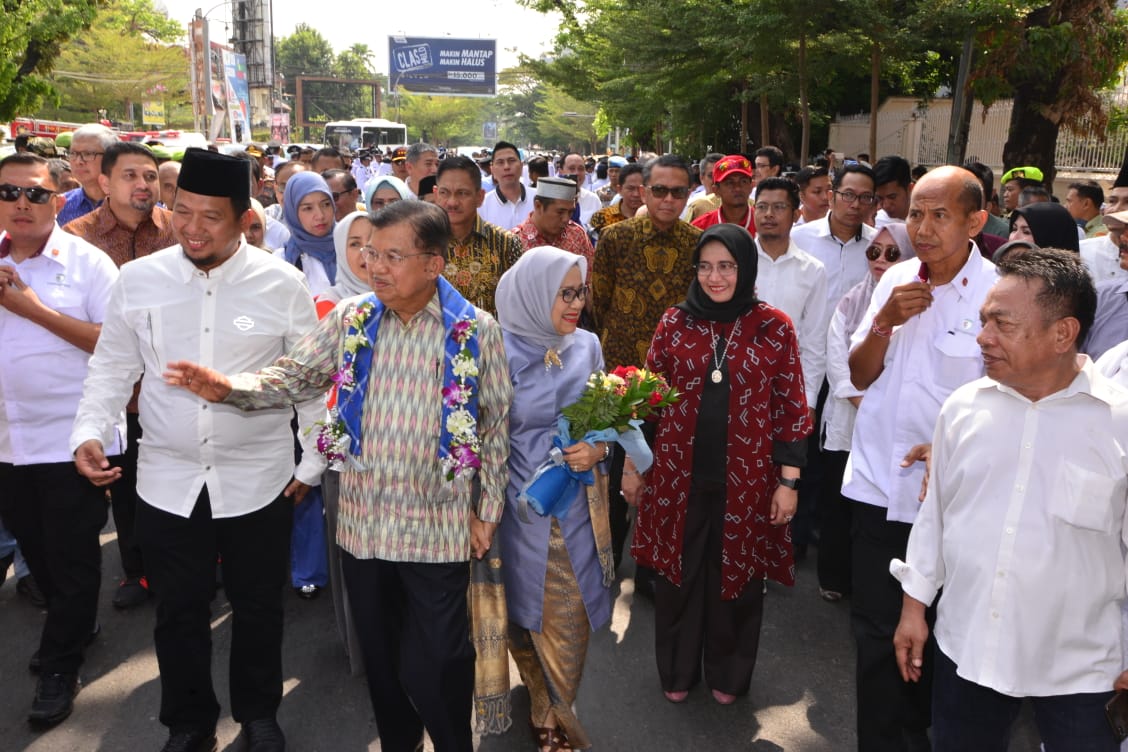 Mantan Wapres Jusuf Kalla disambut di kampung halamannya Makassar, Sulawesi Selatan, hari ini.
