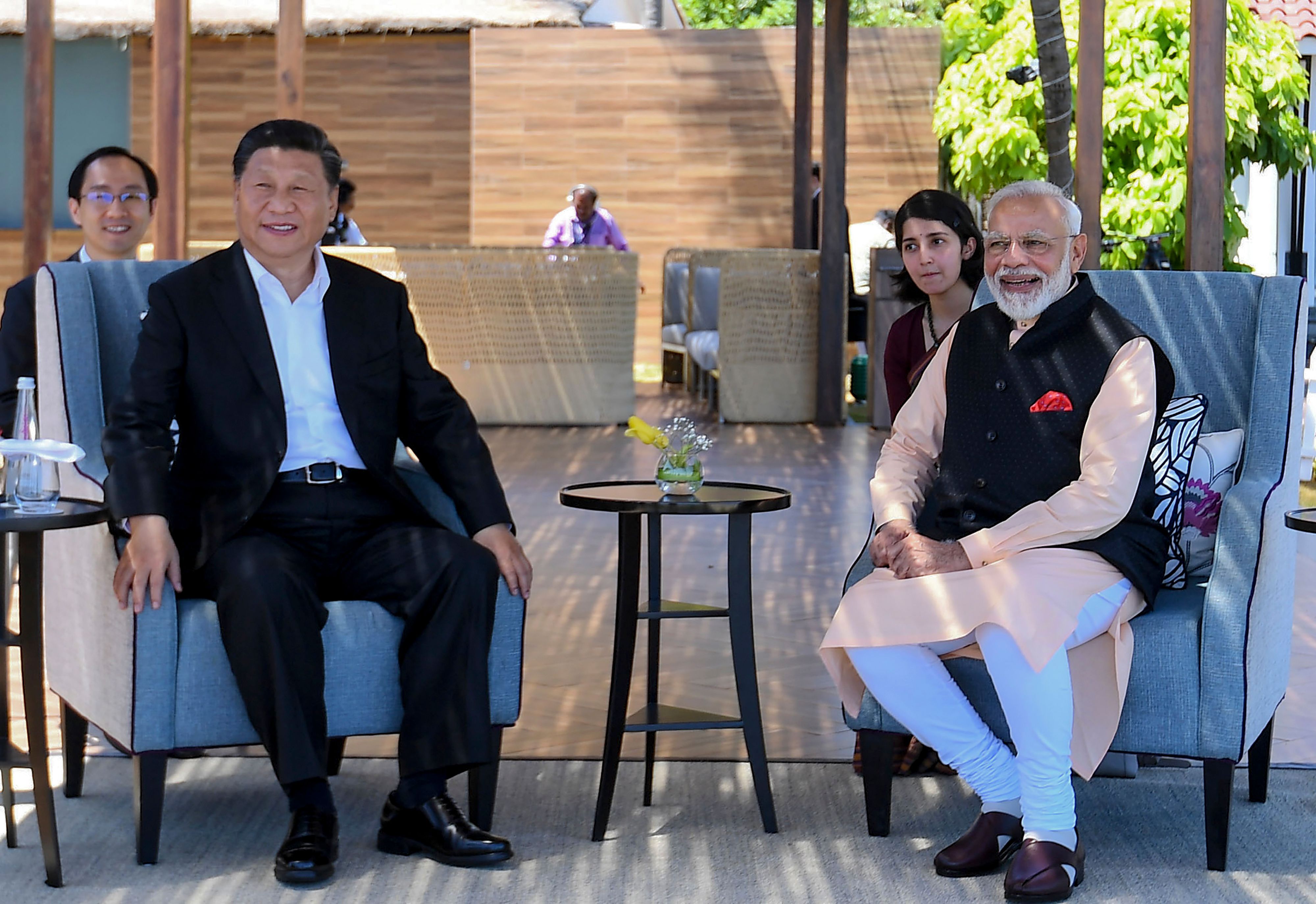 Perdana Menteri India Narendra Modi (kanan) bersama Presiden Tiongkok Xi Jinping (kiri)
